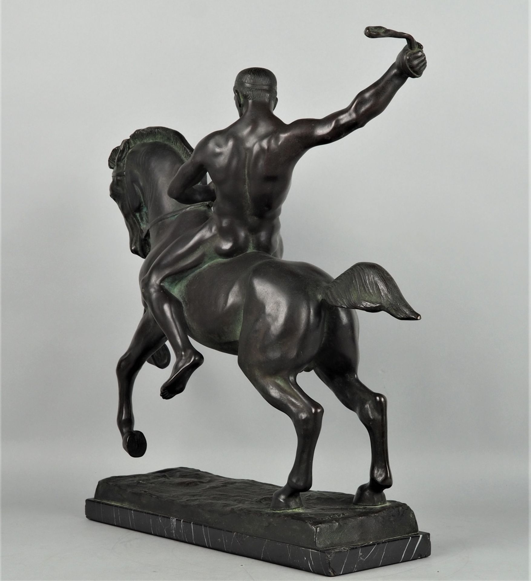 Heroische Bronze eines Kriegers auf dem Rücken eines galoppierenden Pferdes von Berthold Stölzer 19 - Bild 4 aus 6