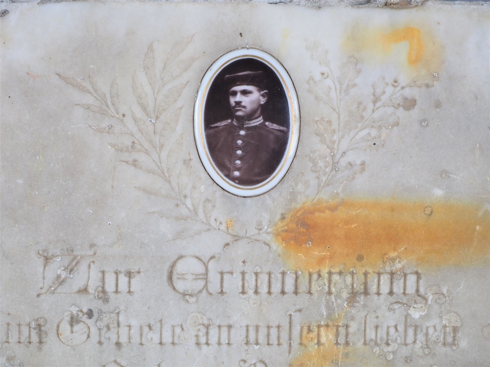 WW1 soldiers grave slab natural stone, 1915 - Image 2 of 3