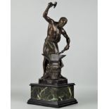 Halbakt eines Schmiedes in heroischer Pose bei der Arbeit, Bronze um 1900