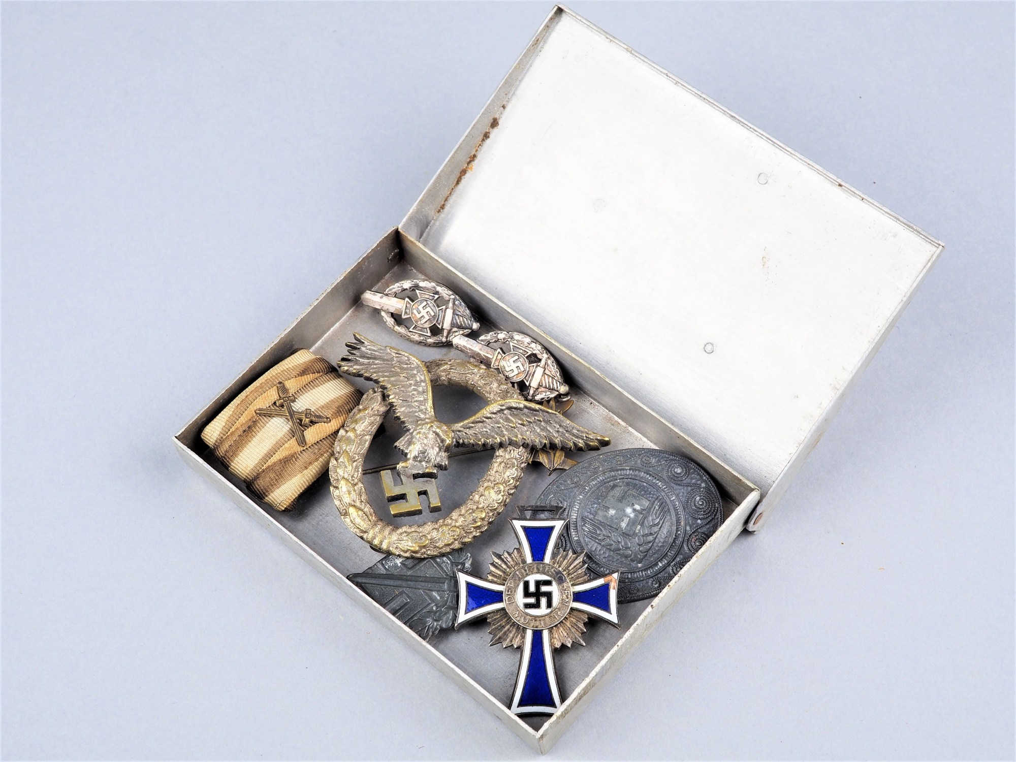 Third Reich, mixed lot NS badges in eagle box - Image 3 of 3