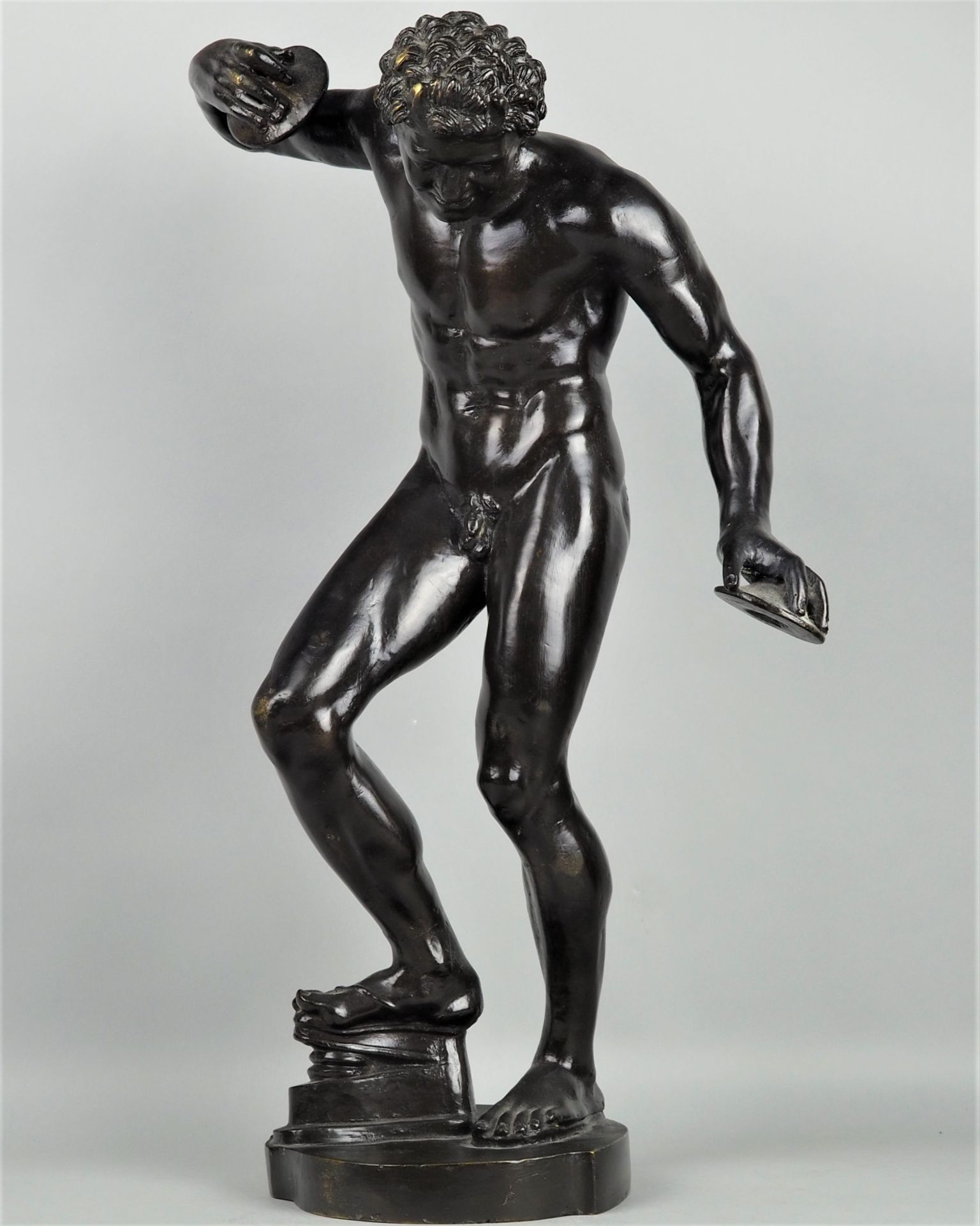 Männlicher Bronze-Akt eines tanzenden Fauns in imposanter Größe, 59cm