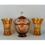 Zwei Vasen und eine Konfektschale mit Deckel aus Glas, Böhmen, Mitte 20. Jh.