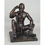 Sitzender männlicher Akt mit Lederstiefel, Bronze Figur