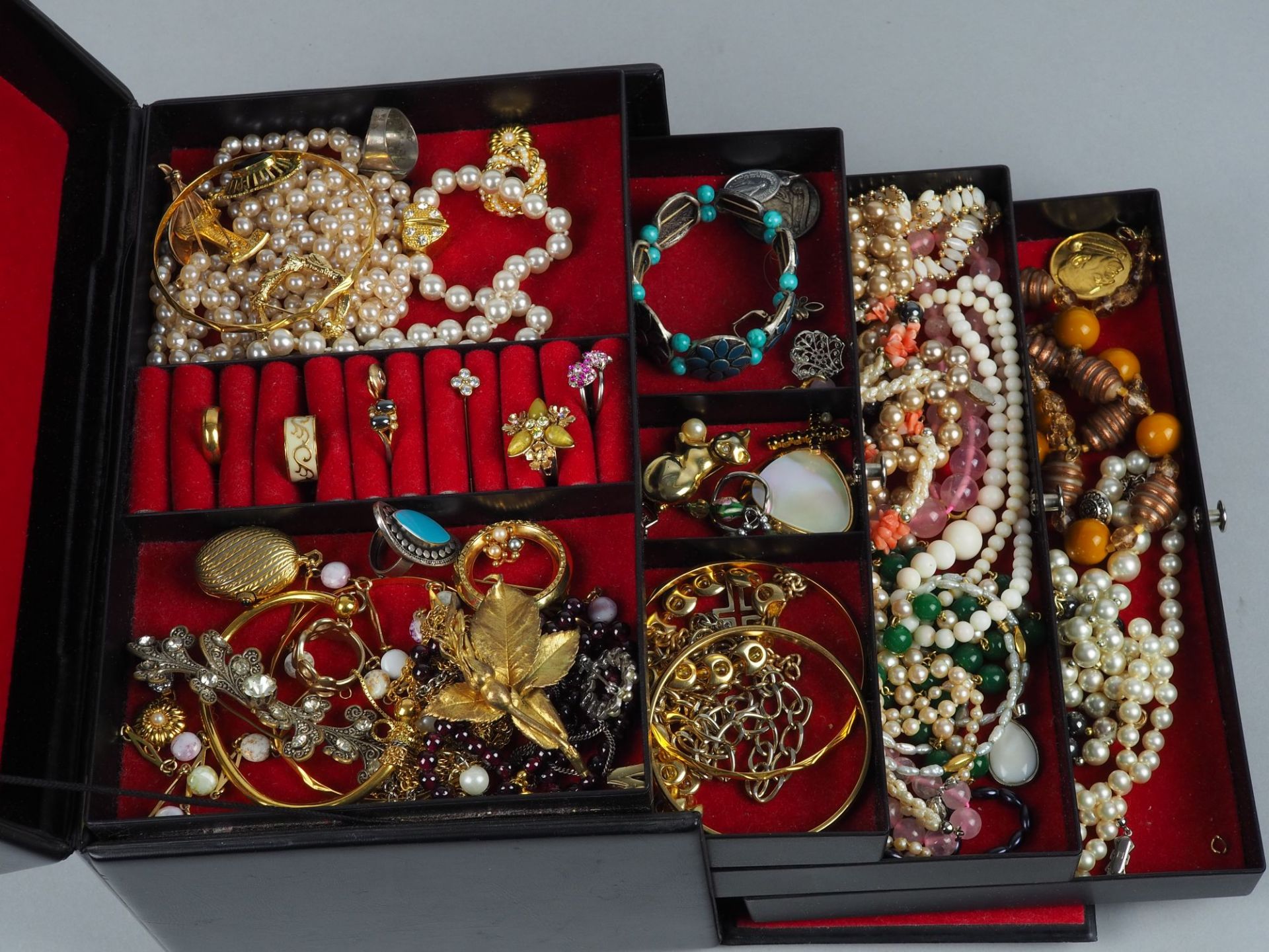 Convolute costume jewelry in jewelry case. - Image 2 of 2