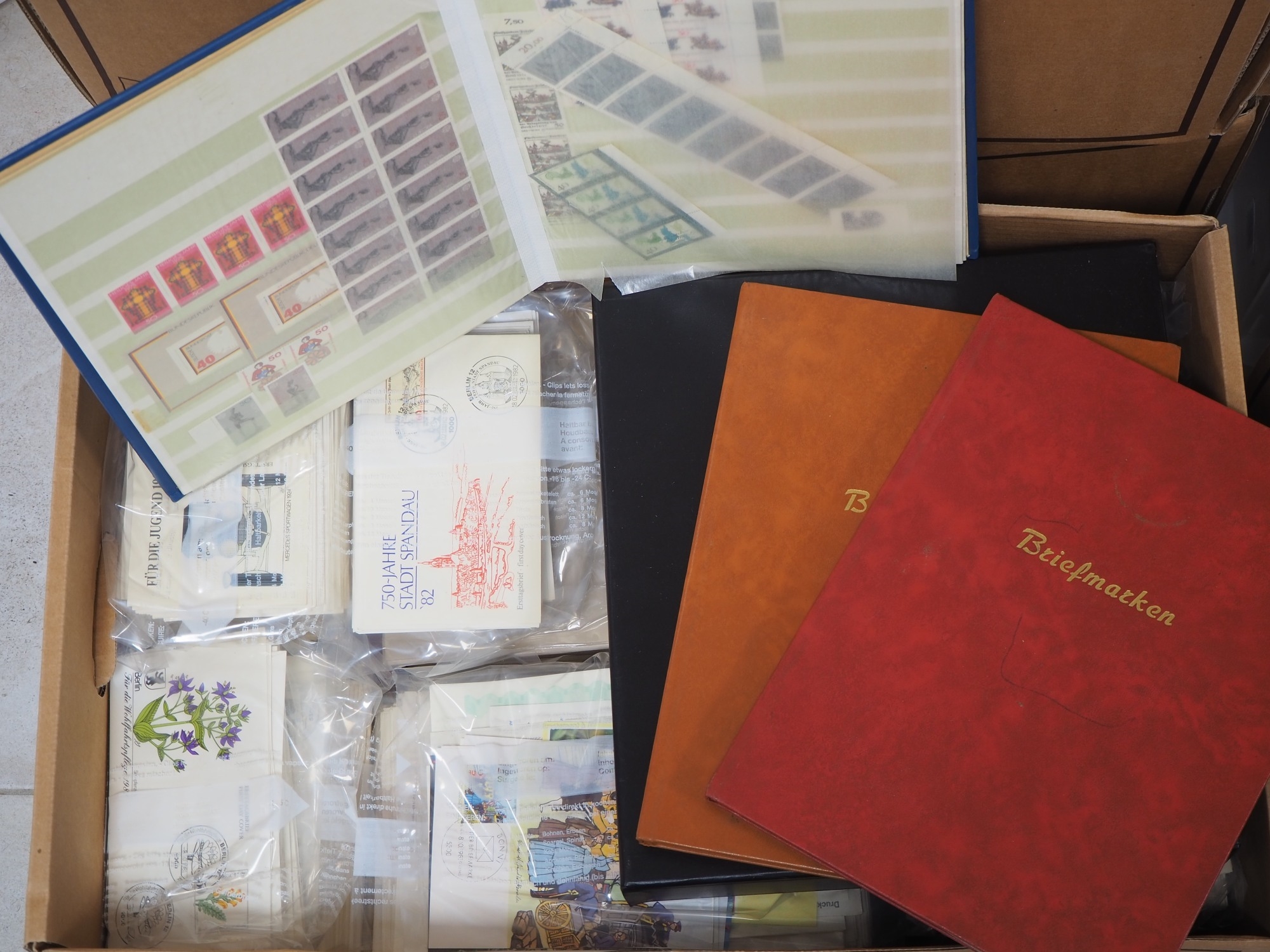 Huge assortment of stamps, plus numismatic sheets with commemorative coins, 18 full moving boxes - Image 15 of 23