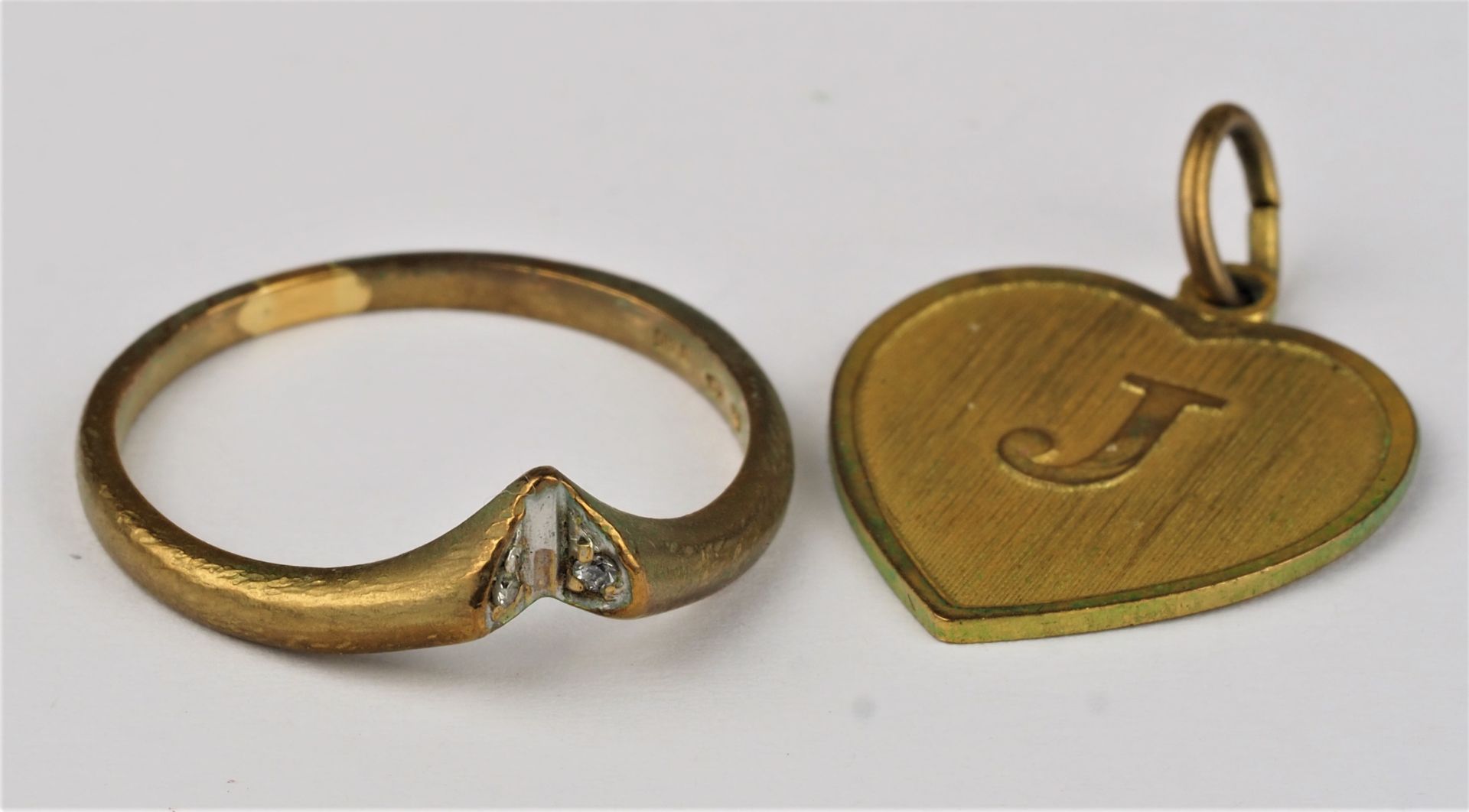 2 parts jewelry, pendant "J" + ring, 8kt gold.