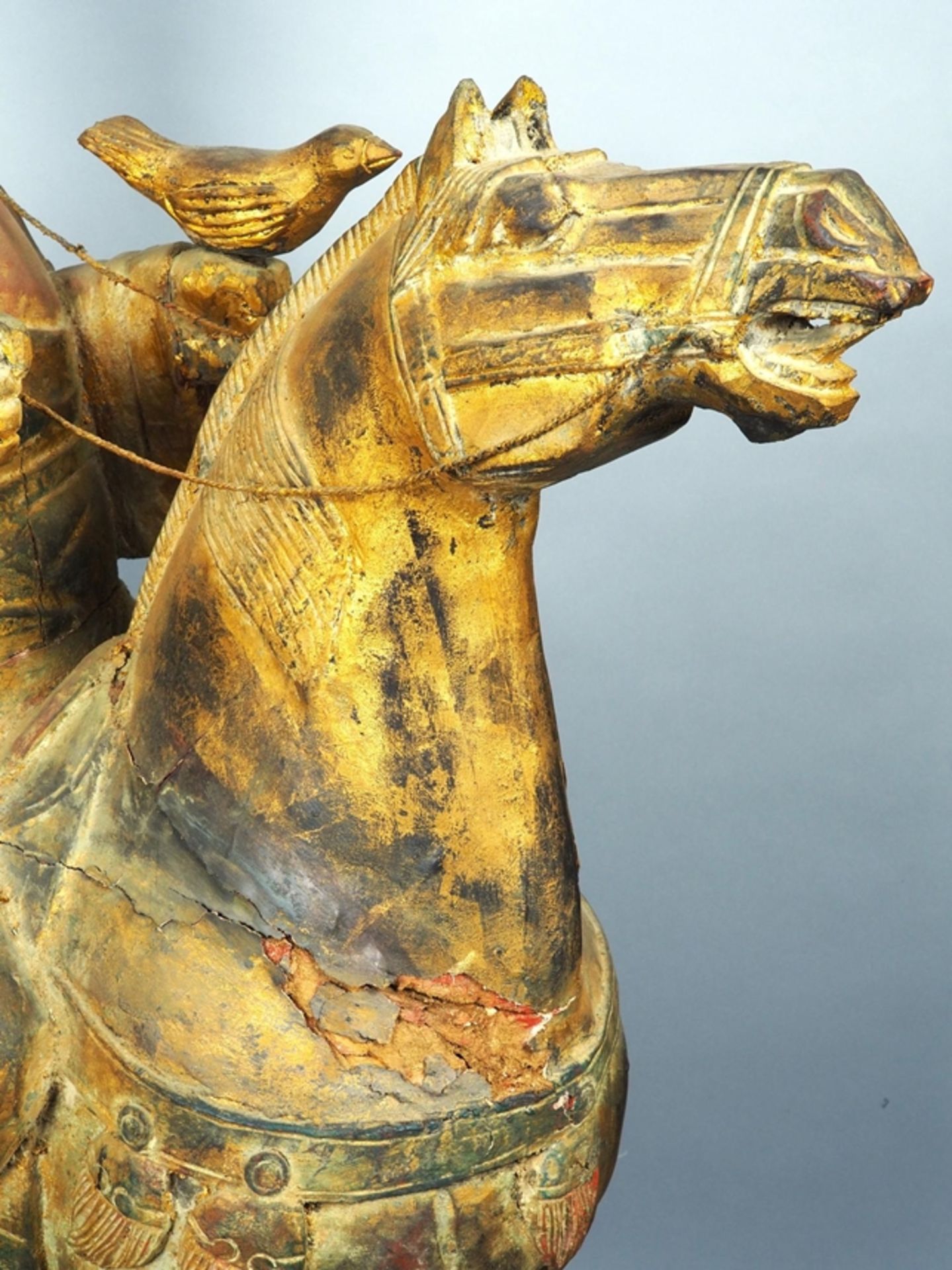 Große chinesische Reiter Skulptur, wohl Göttin Guanyin zu Pferd, Tang-Dynastie Stil, 19. Jh. - Bild 7 aus 8