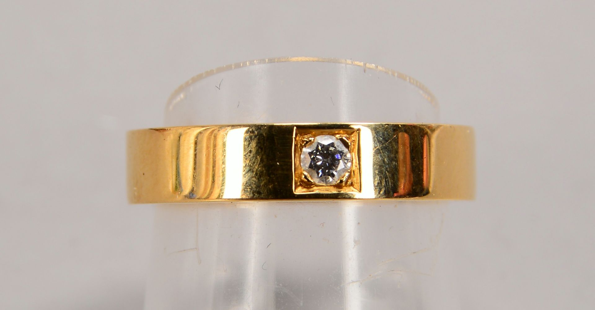 Ring, 750 GG, mit einzelnem Brillant von 0,07 ct; RG ca. 52, Gewicht 6,1 g (mit Zertifikat) - Bild 2 aus 3
