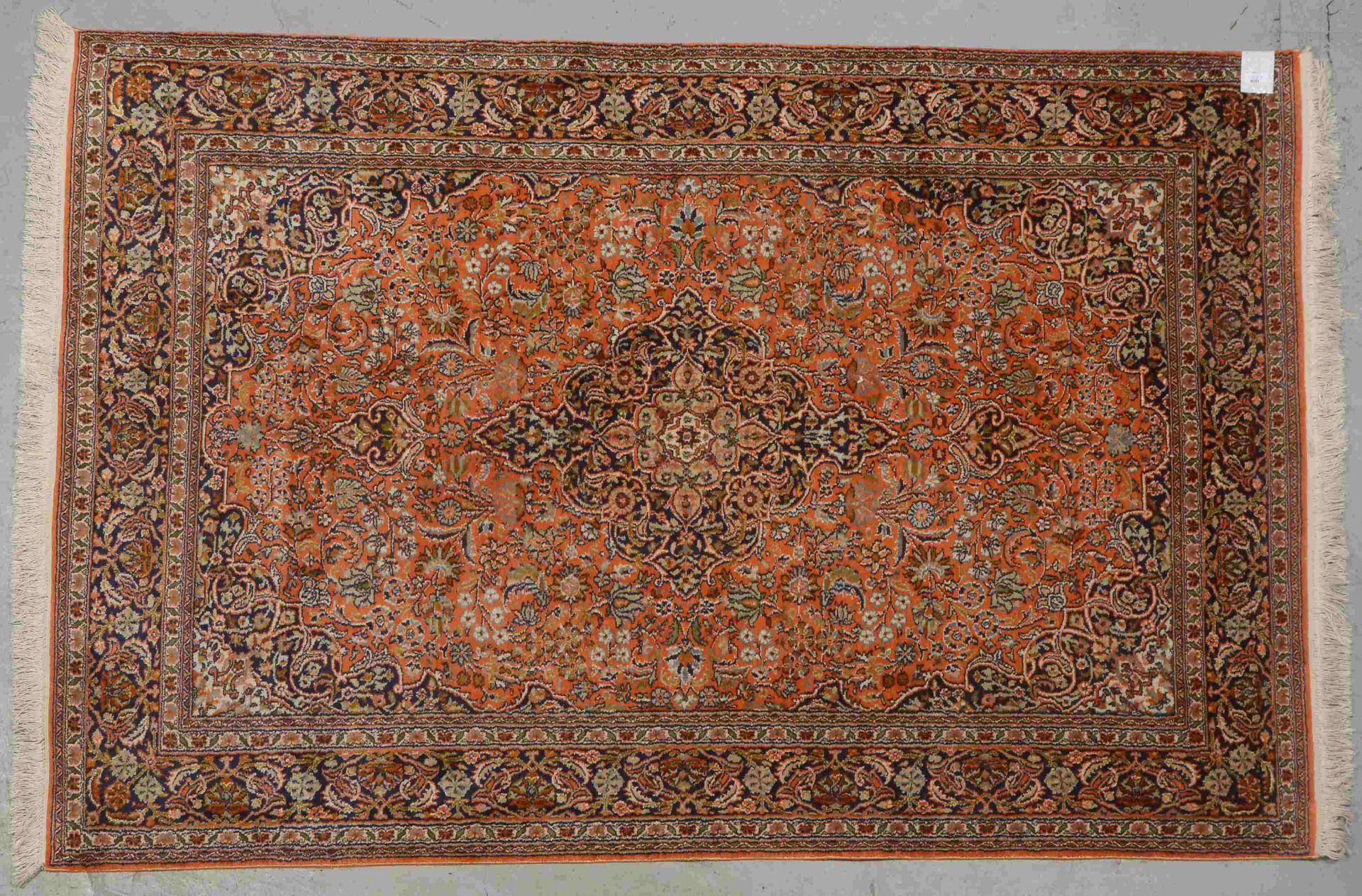 Kaschmir-Seidenteppich, feine Knüpfung, Flor in gutem Zustand; Maße 190 x 129 cm