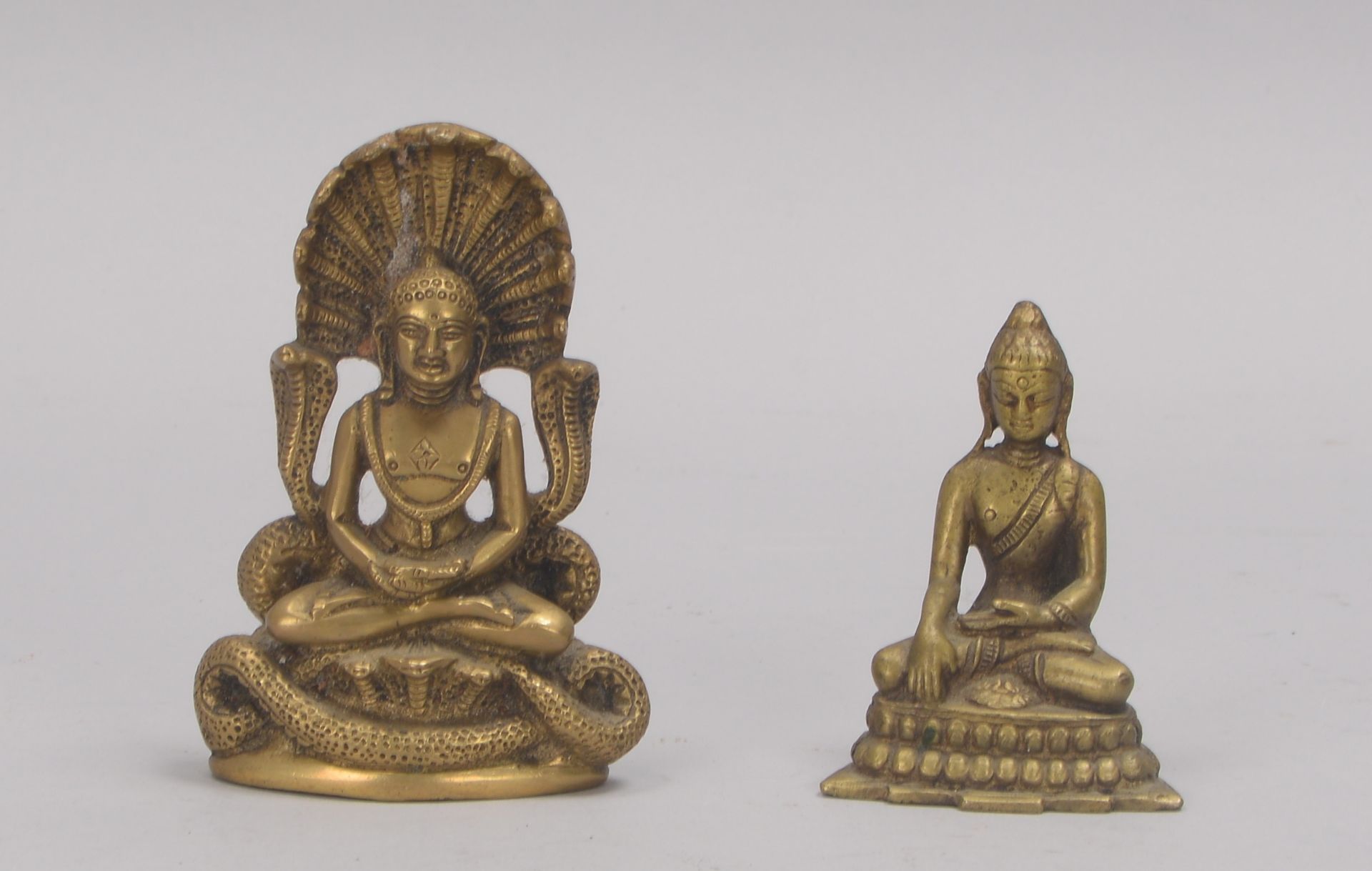 2 Bronzeskulpturen (China), verschiedene Ausführungen, 'Sitzende Buddhas'; 1x Höhe 12 cm, und 1x Höh