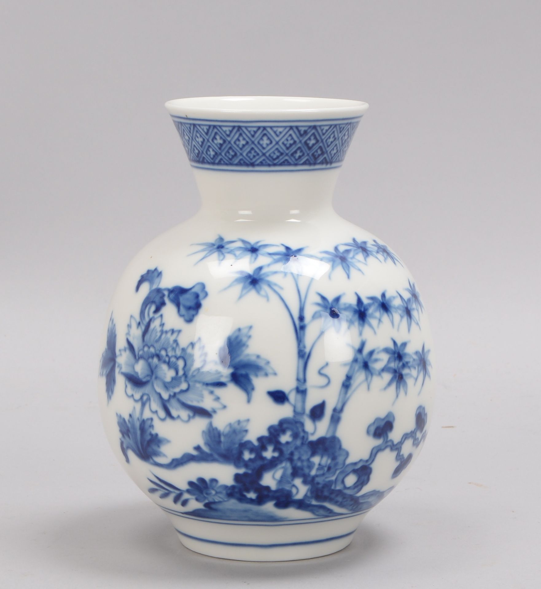 Meissen (Schwertermarke - 2-gestrichen), Tischvase, mit floraler Unterglasurmalerei in Blau; Höhe 18