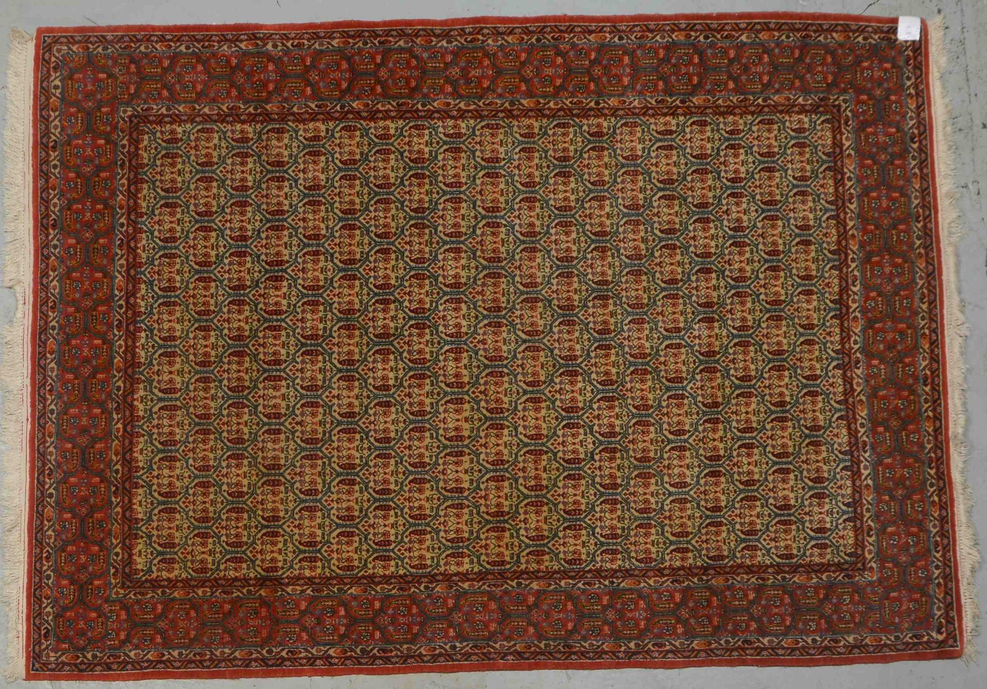 Ghom, feine Knüpfung, hellgrundig, mit Botehs durchgemustert, Flor in gutem Zustand; Maße 215 x 154 