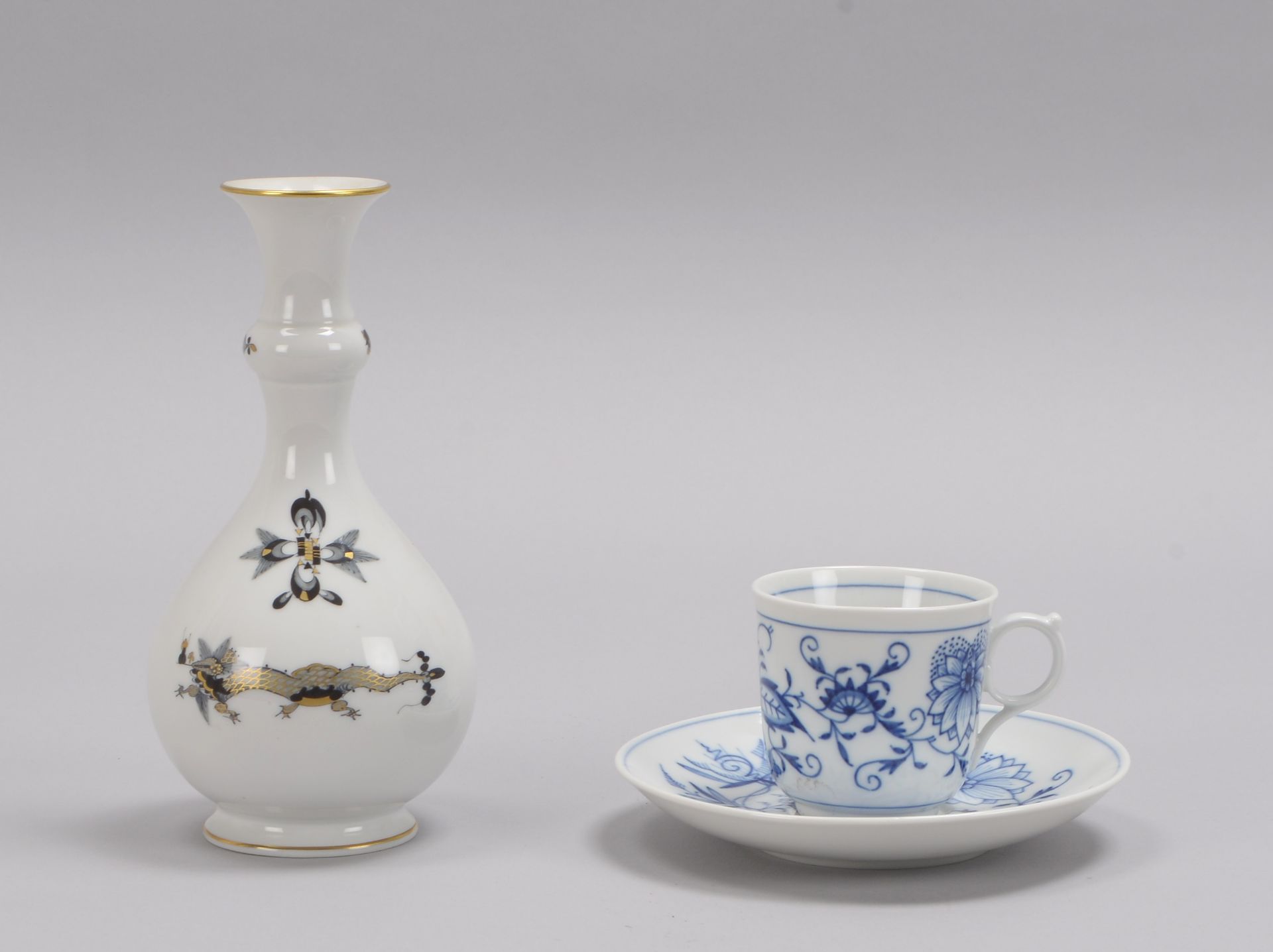 Meissen, 2 Tischporzellan-Teile: 1 Tasse mit Untertasse, mit Zwiebelmuster, im original Etui; und 1