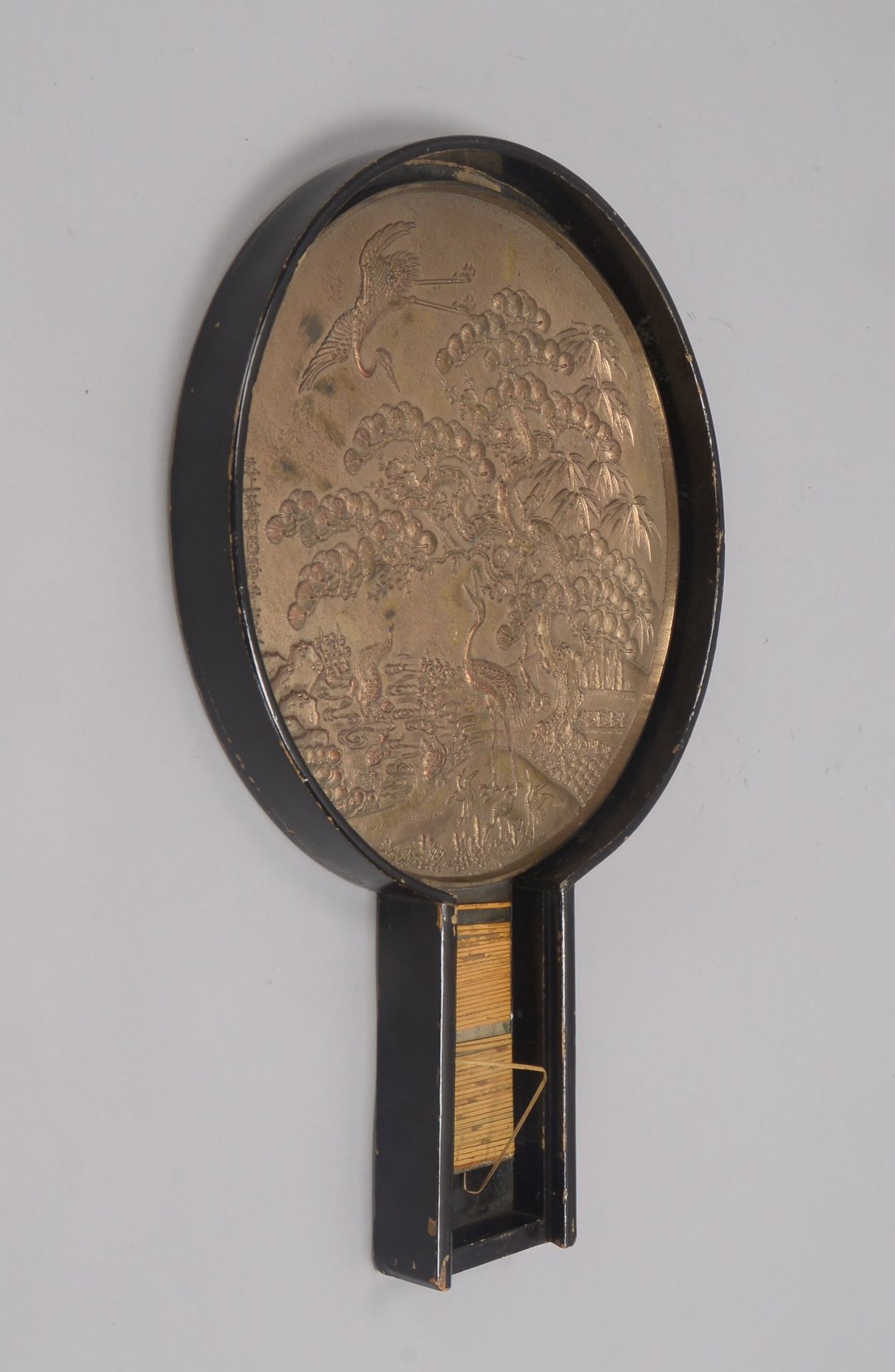 Bronzespiegel (Japan), mit Reliefdekor (&#039;Kranische in Landschaft&#039;) und japanischen Schrift - Image 2 of 2