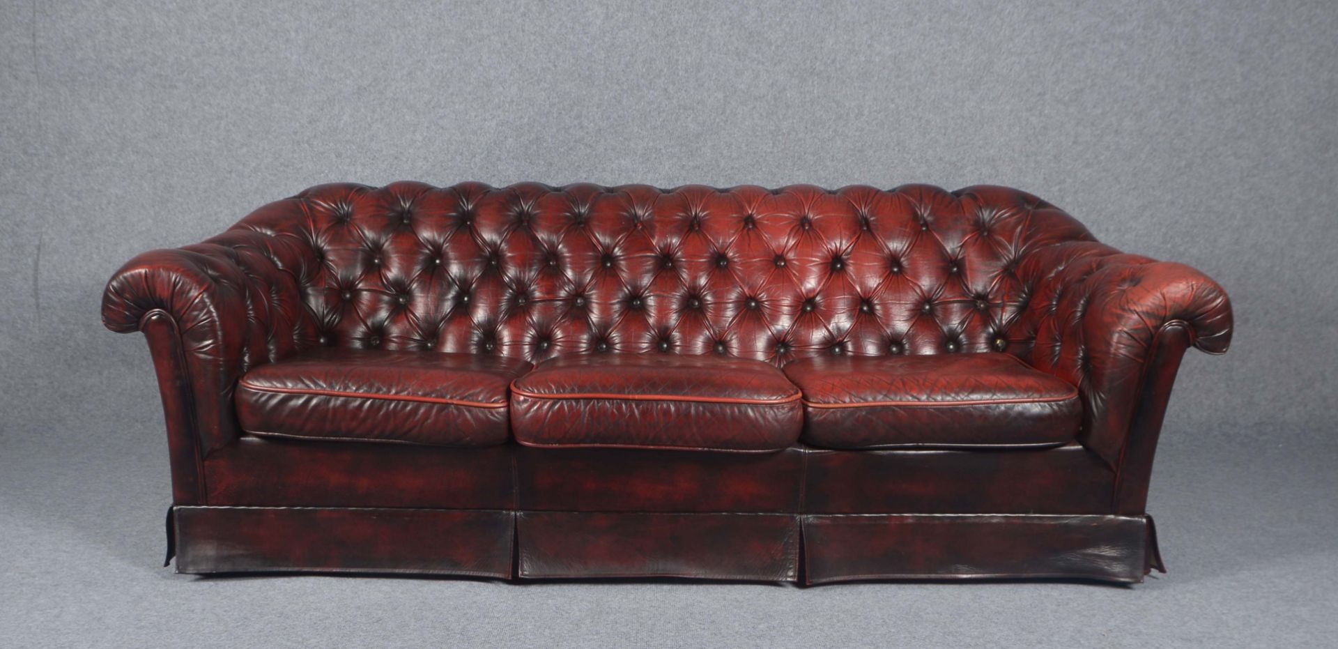 Sofa/Dreisitzer (Chesterfield), leicht rötlich-braunes Leder, mit altersgemäßer Patina; Breite ca. 2