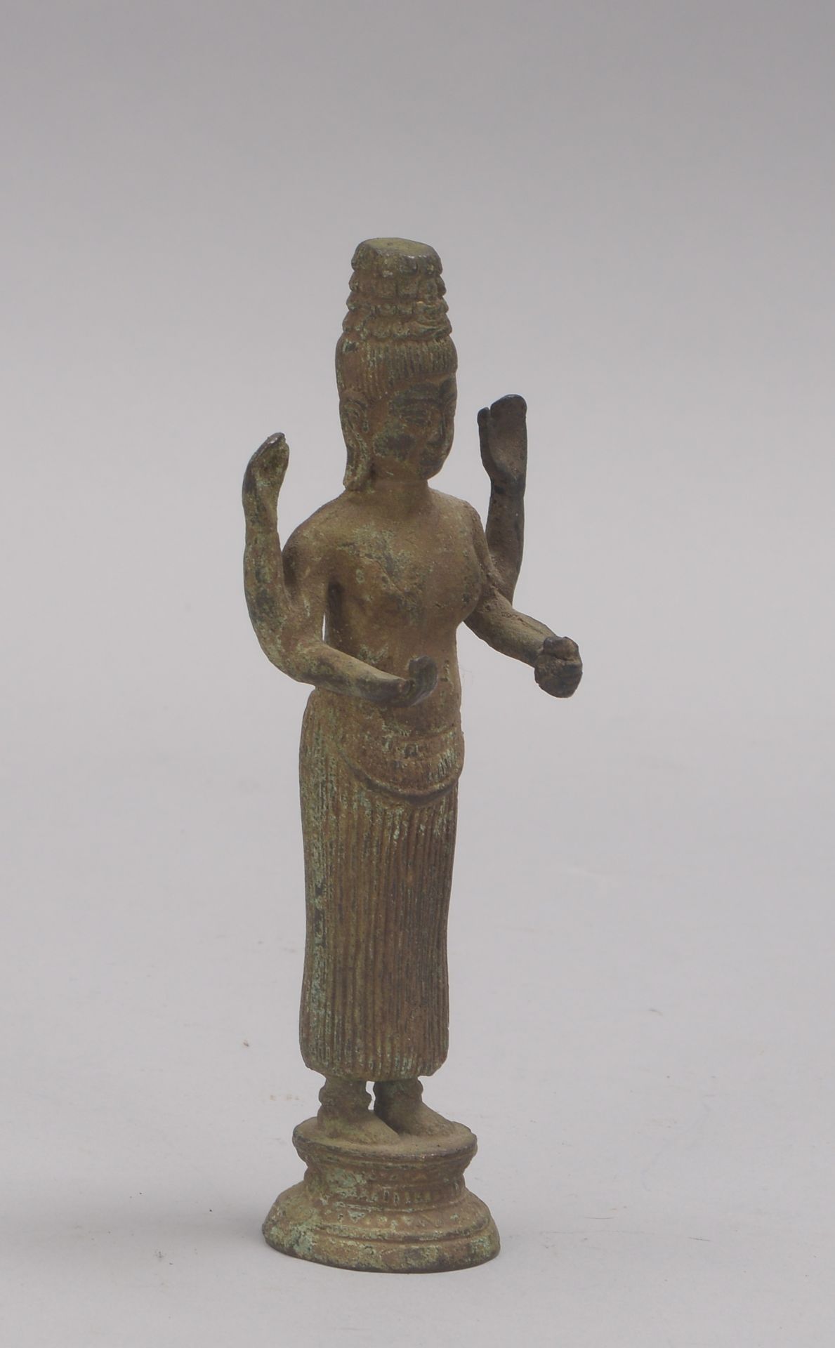 Bronzeskulptur (China -?), 'Stehende vierarmige Gottheit'; Höhe 16,2 cm - Bild 2 aus 2