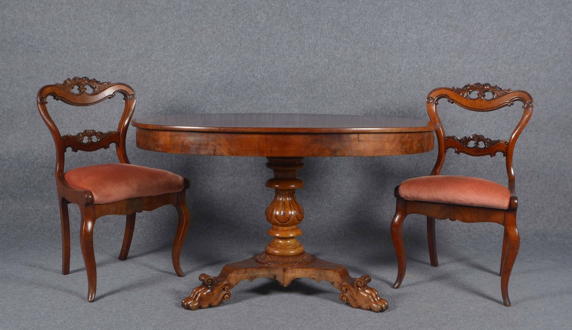 Sitzgruppe, 3-teilig, Tisch mit Paar St&uuml;hlen: Tisch mit ovaler Mahagoniplatte auf schwerem Balu