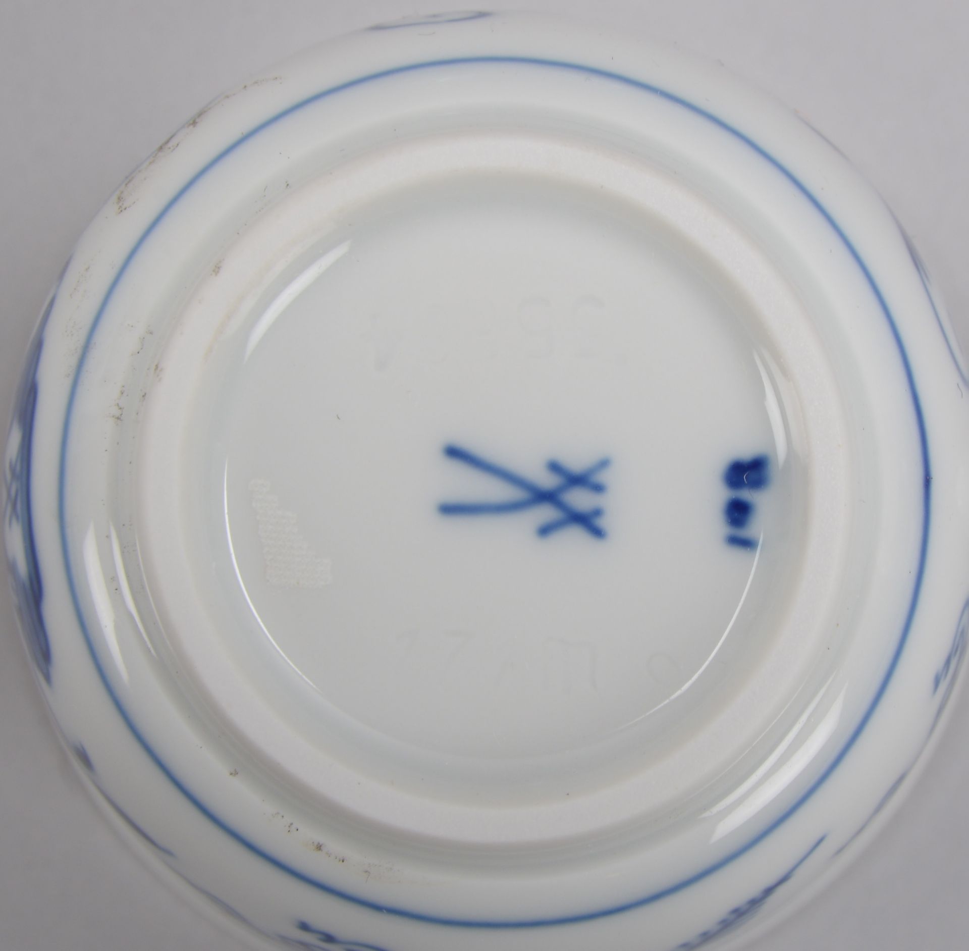 Meissen, 2 Tischporzellan-Teile: 1 Tasse mit Untertasse, mit Zwiebelmuster, im original Etui; und 1  - Bild 3 aus 3