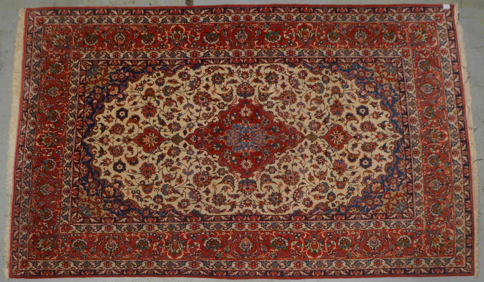 Isfahan, feine Knüpfung, hellgrundig, Flor in gutem Zustand; Maße 331 x 206 cm (einzelne Schmalseite