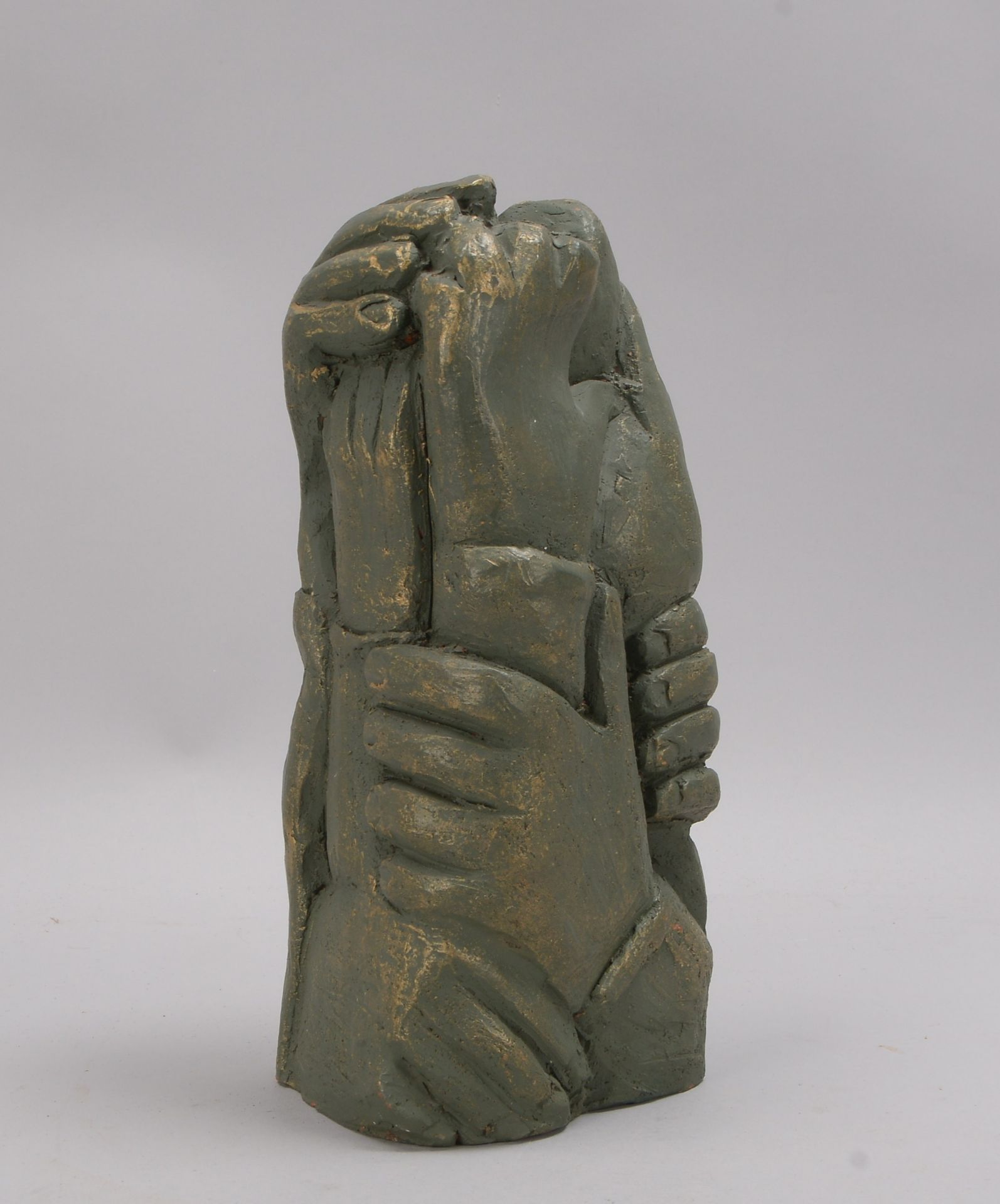 Keramikfigur (Italien), 'Gestaffelte Hände', rotbrauner Scherben, grün und bronzefarben staffiert, u