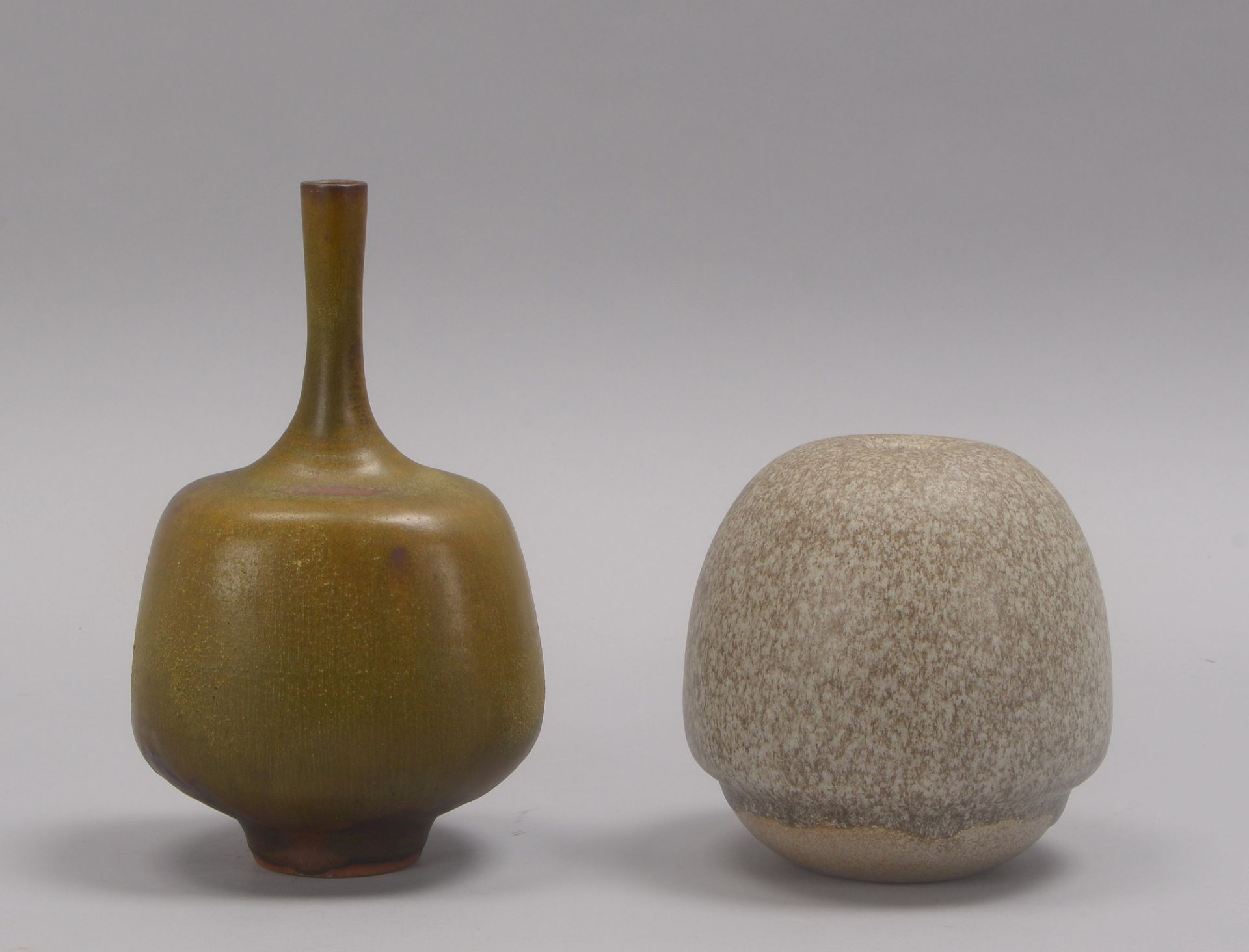 2 Studiokeramiken/Vasen: 1x Barbara Stehr, und 1x G&ouml;rge Hohlt, Steinzeug, jeweils mit K&uuml;ns