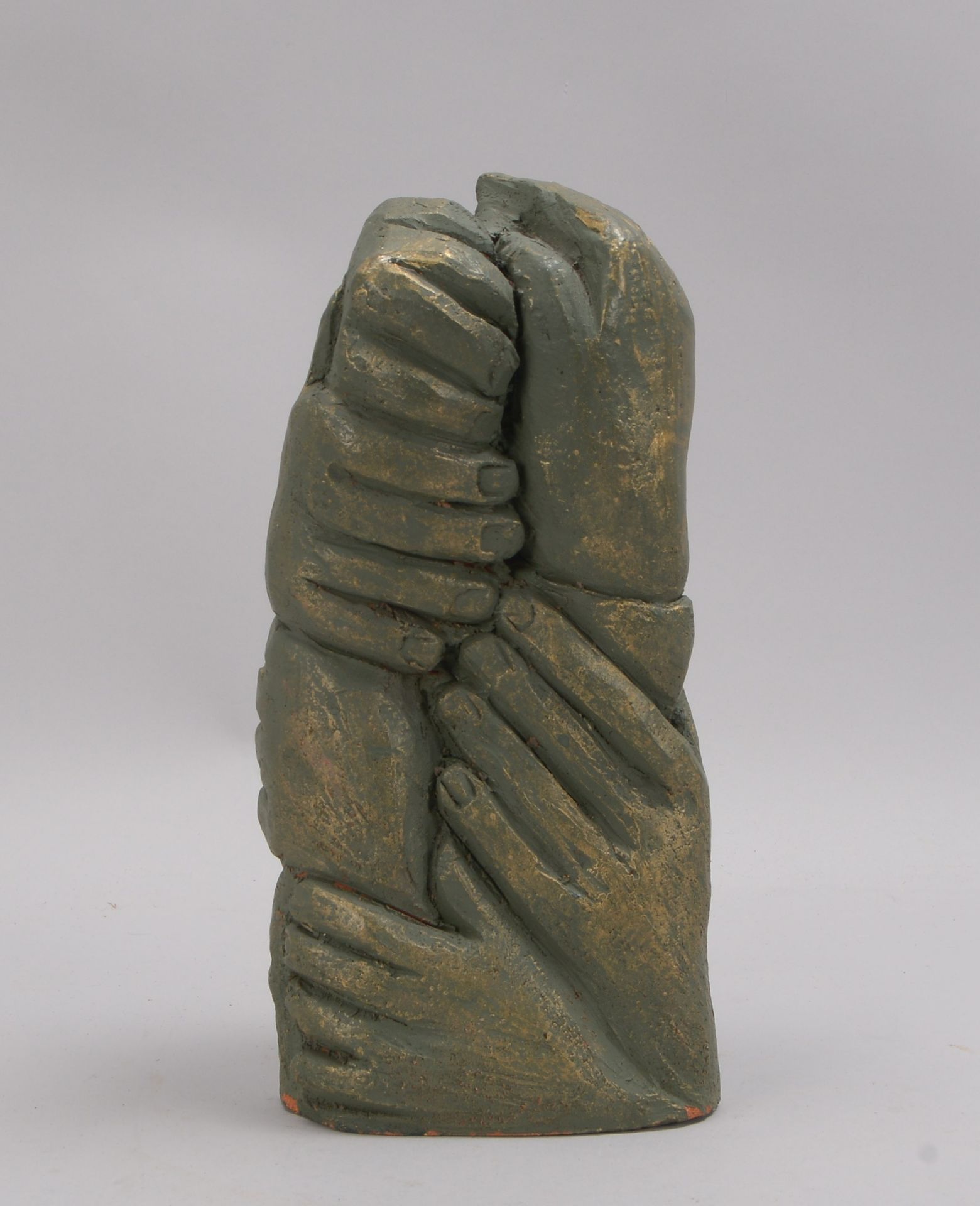 Keramikfigur (Italien), 'Gestaffelte Hände', rotbrauner Scherben, grün und bronzefarben staffiert, u - Bild 2 aus 3