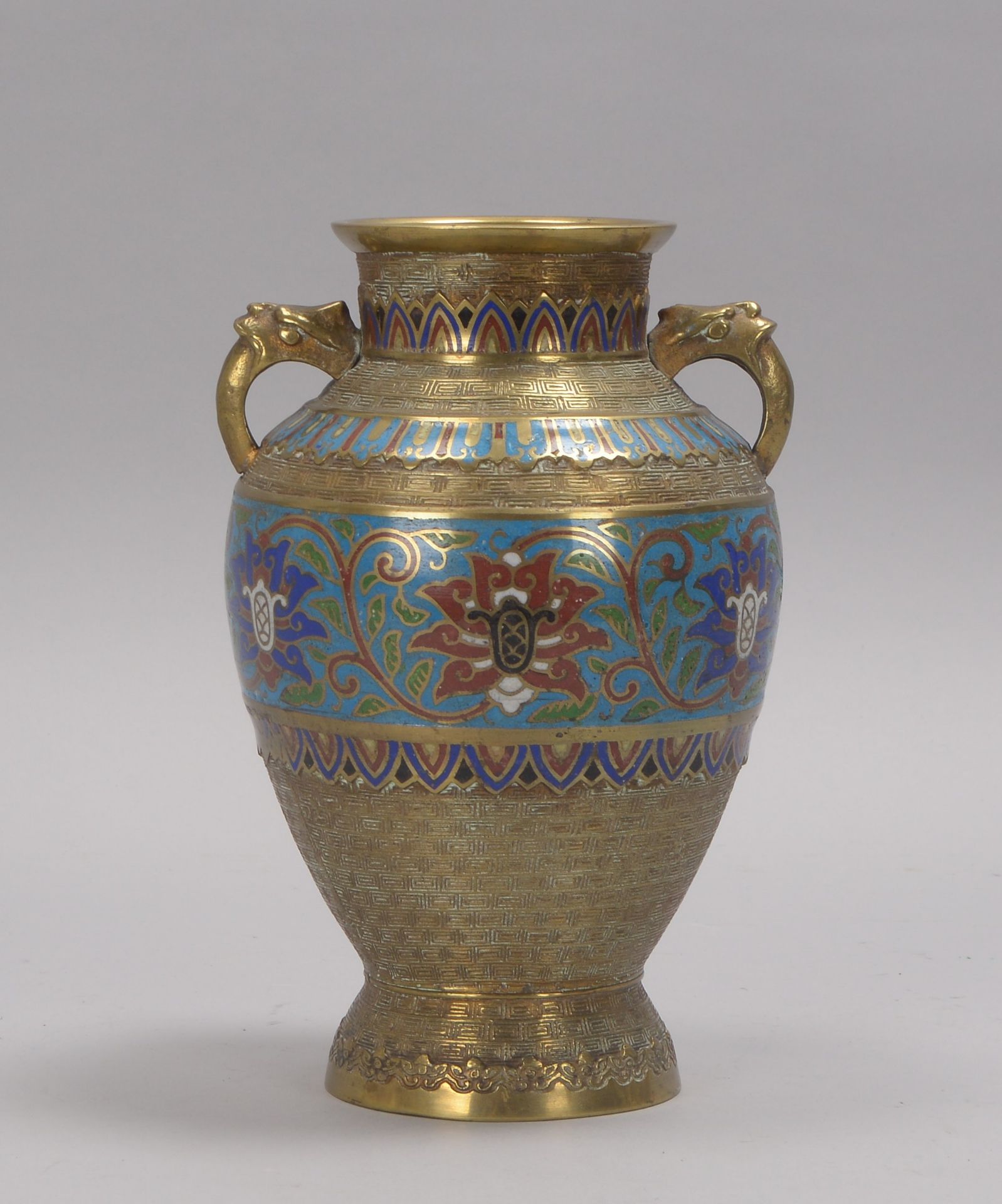 Vase (China), Bronze, teils emailliert/teils mit Reliefdekor ('Mäanderband'); Höhe 24,5 cm (Emaille 