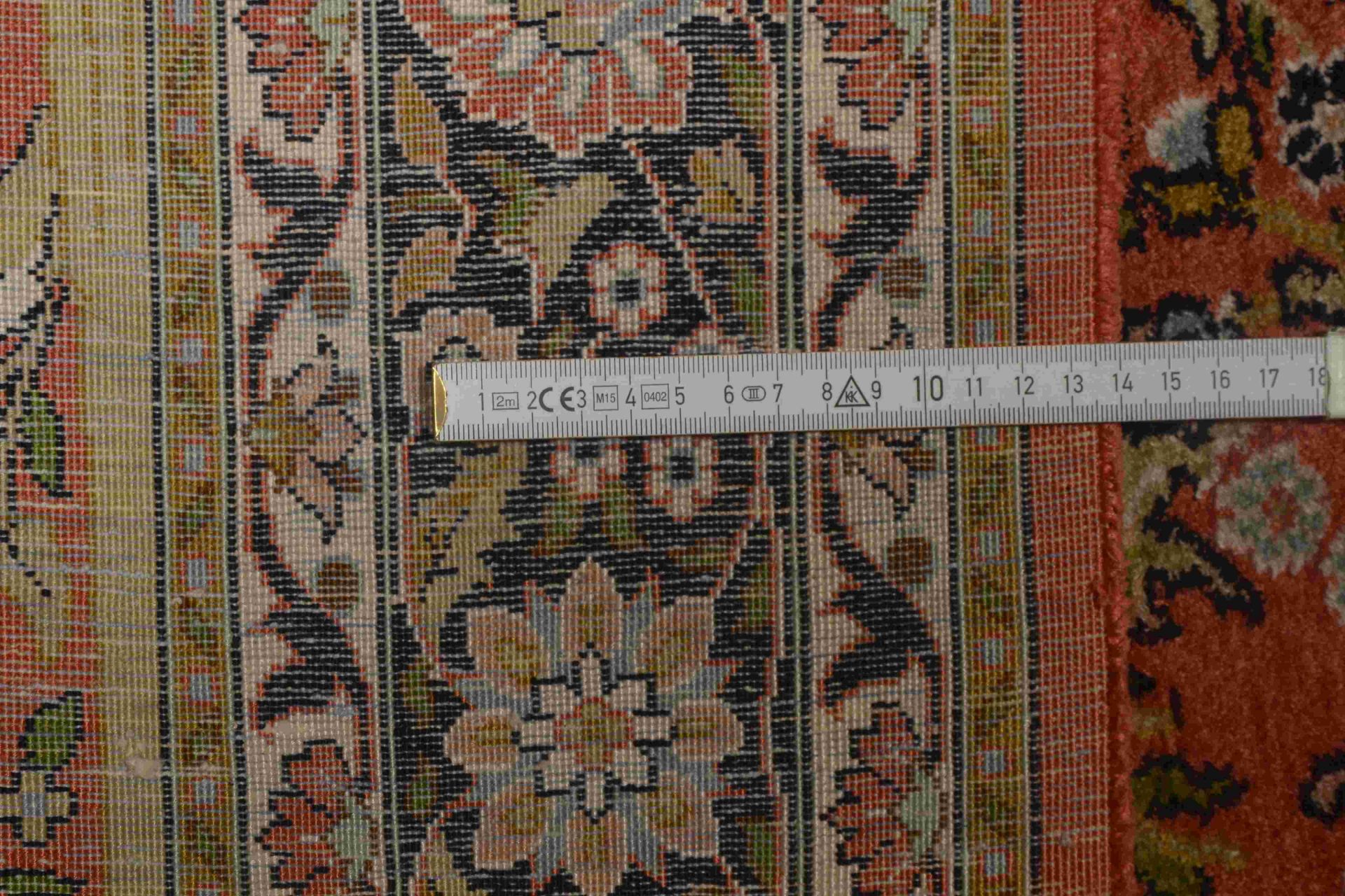 Kaschmir-Seidenteppich, feine Knüpfung; Maße 183 x 153 cm (mit leichten Gebrauchsspuren) - Bild 2 aus 3