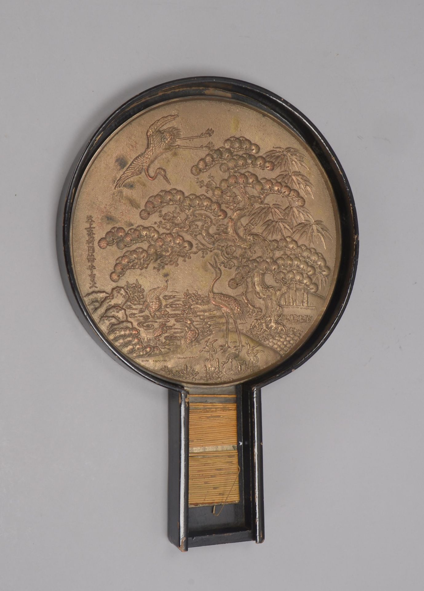 Bronzespiegel (Japan), mit Reliefdekor (&#039;Kranische in Landschaft&#039;) und japanischen Schrift