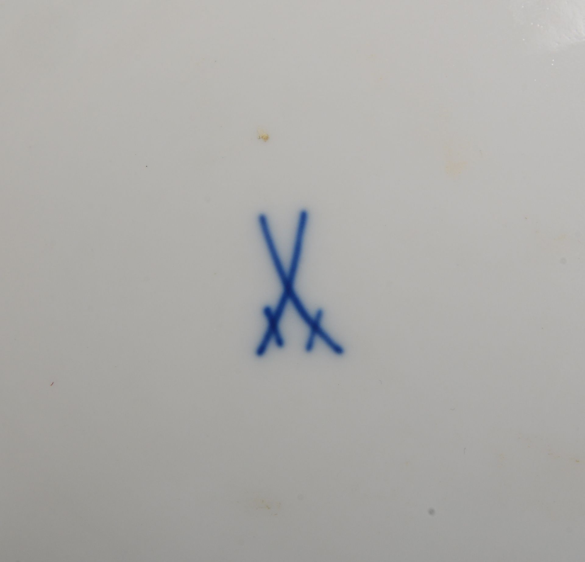 Meissen, Tischporzellan-Set, Dekor 'Blauer Drache', 3 Teile: 1 Teller, Durchmesser Ø 26 cm; 1 Vase,  - Bild 2 aus 2