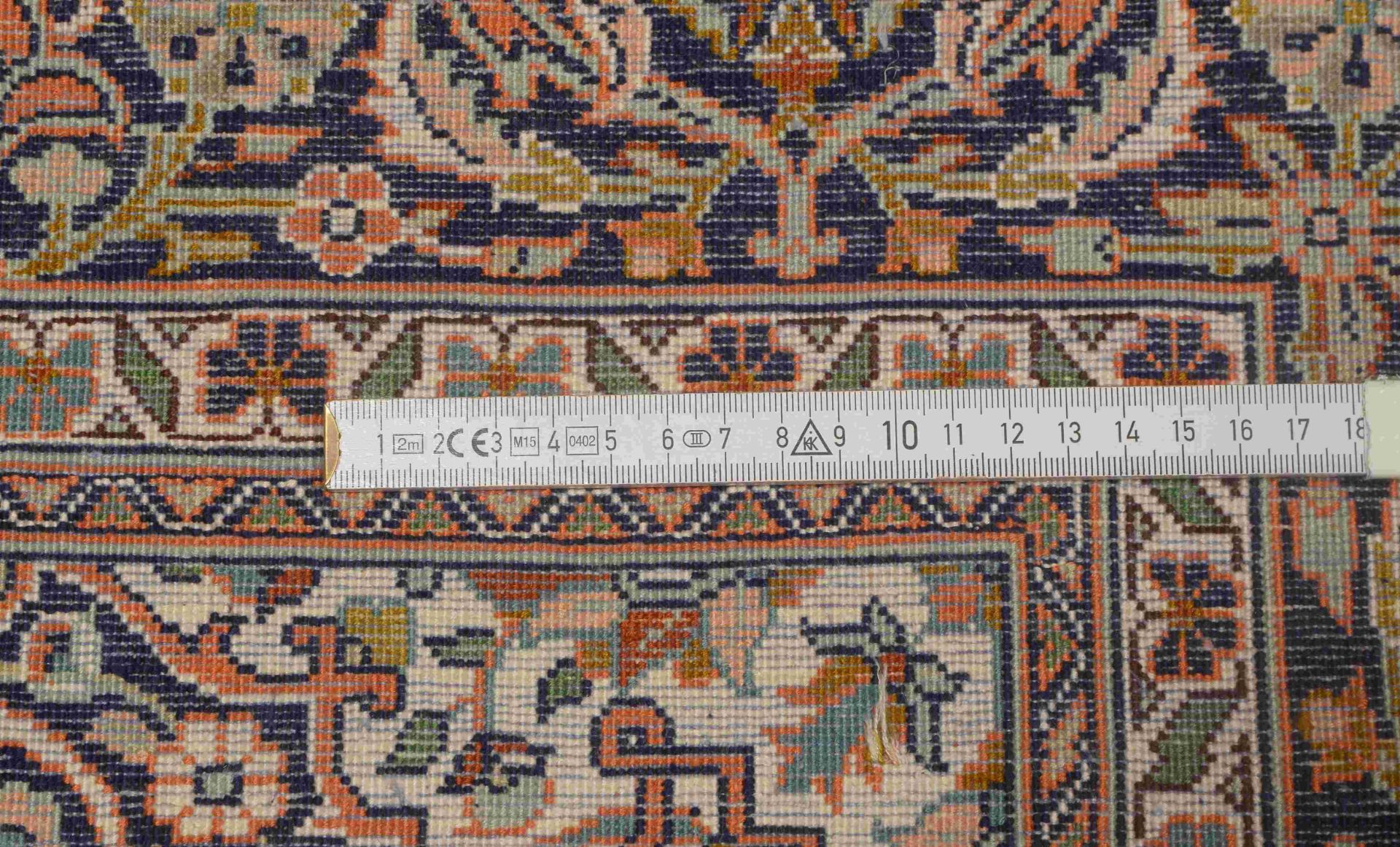 Kaschmir-Seidenteppich, feine Knüpfung, Flor in gutem Zustand; Maße 190 x 129 cm - Bild 2 aus 2