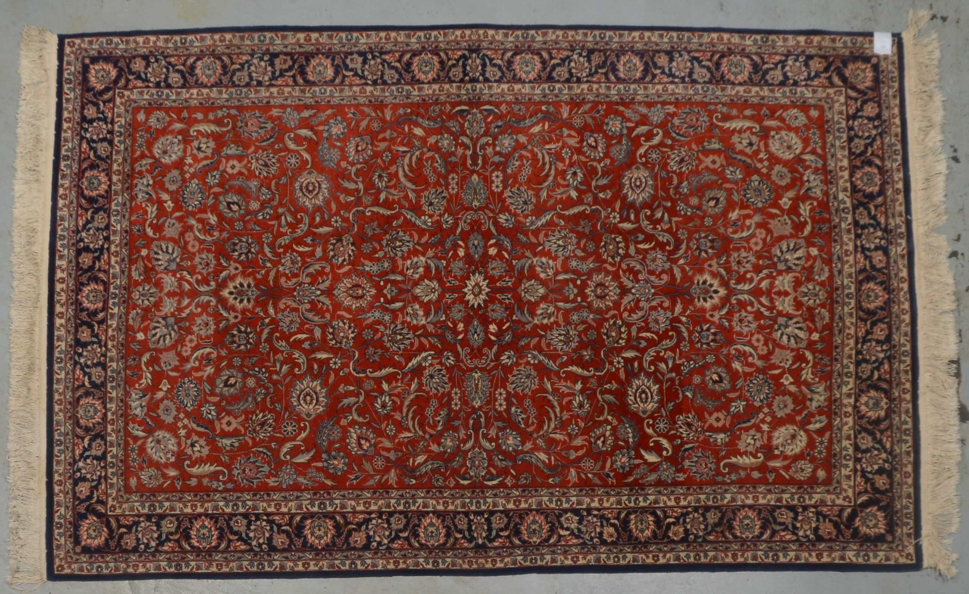 Isfahan, feine Knüpfung, gleichmäßiger Flor - in gutem Zustand; Maße 245 x 157 cm (dreiseitig mit kl