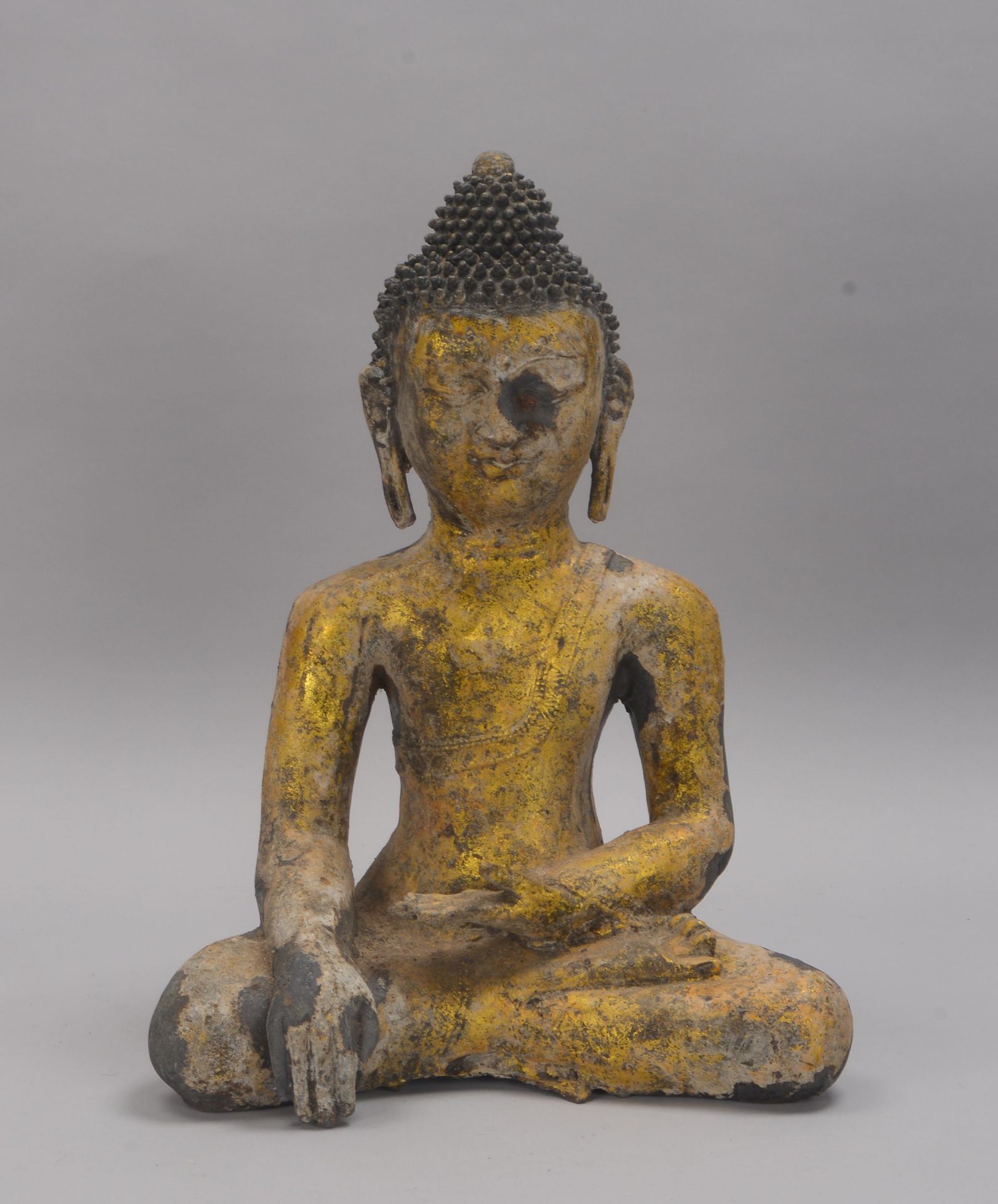 Große Eisenskulptur (China), 'Sitzender Buddha', vergoldet; Höhe 44 cm (Vergoldung teils abgeblätter