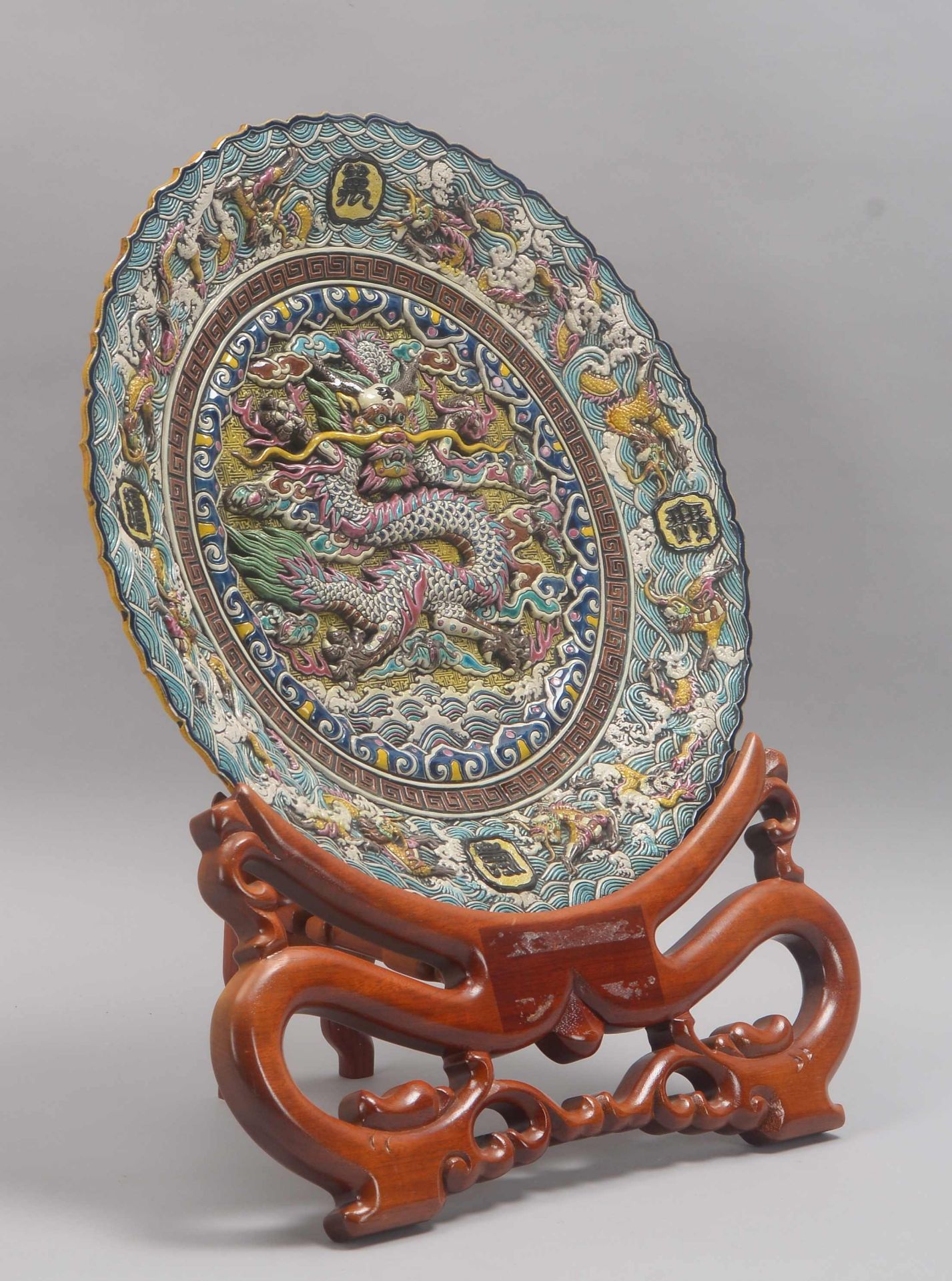 Prunkteller (China, 20. Jahrhundert), wohl Wucai-Keramik, mit polychromem Reliefdekor: Spiegel mit s - Bild 2 aus 4
