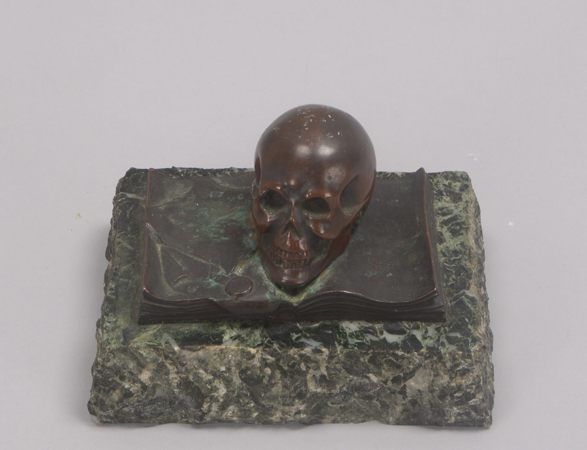 Tischskulptur, Bronze, 'Totenkopf' (mit Schreibfeder auf aufgeschlagenem Buch dargestellt), auf Marm - Bild 2 aus 2