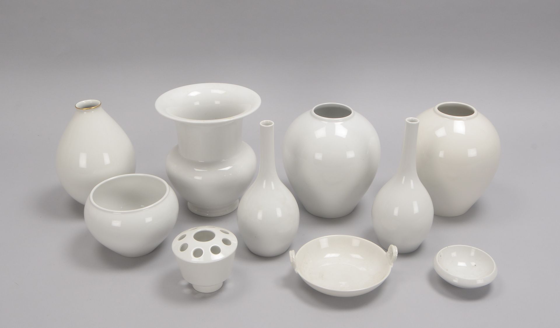 KPM, Tischporzellan-Konvolut, verschiedene Teile und Ausführungen, 10 Stück: 6x Vasen, 2x Schalen, u - Bild 2 aus 3