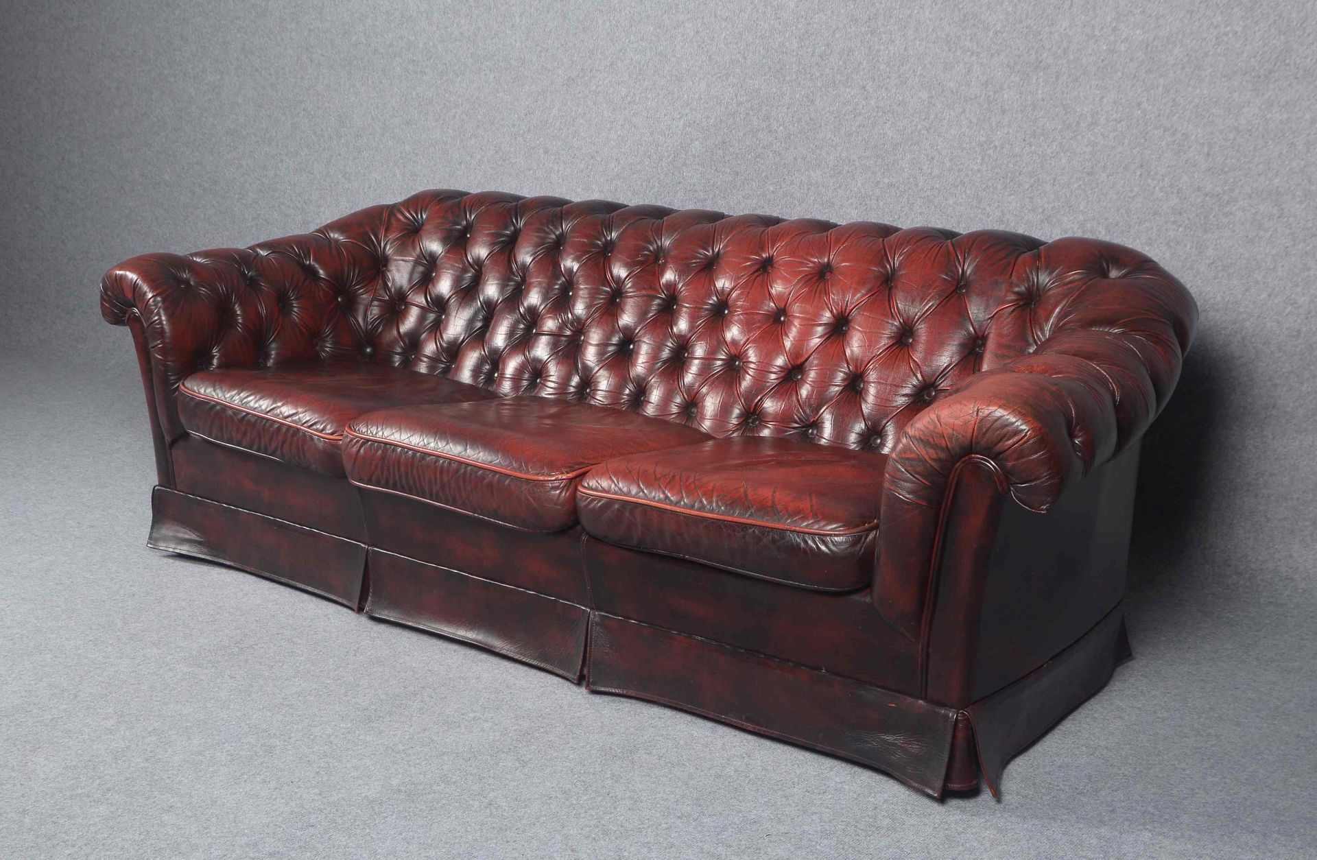 Sofa/Dreisitzer (Chesterfield), leicht rötlich-braunes Leder, mit altersgemäßer Patina; Breite ca. 2 - Bild 2 aus 2