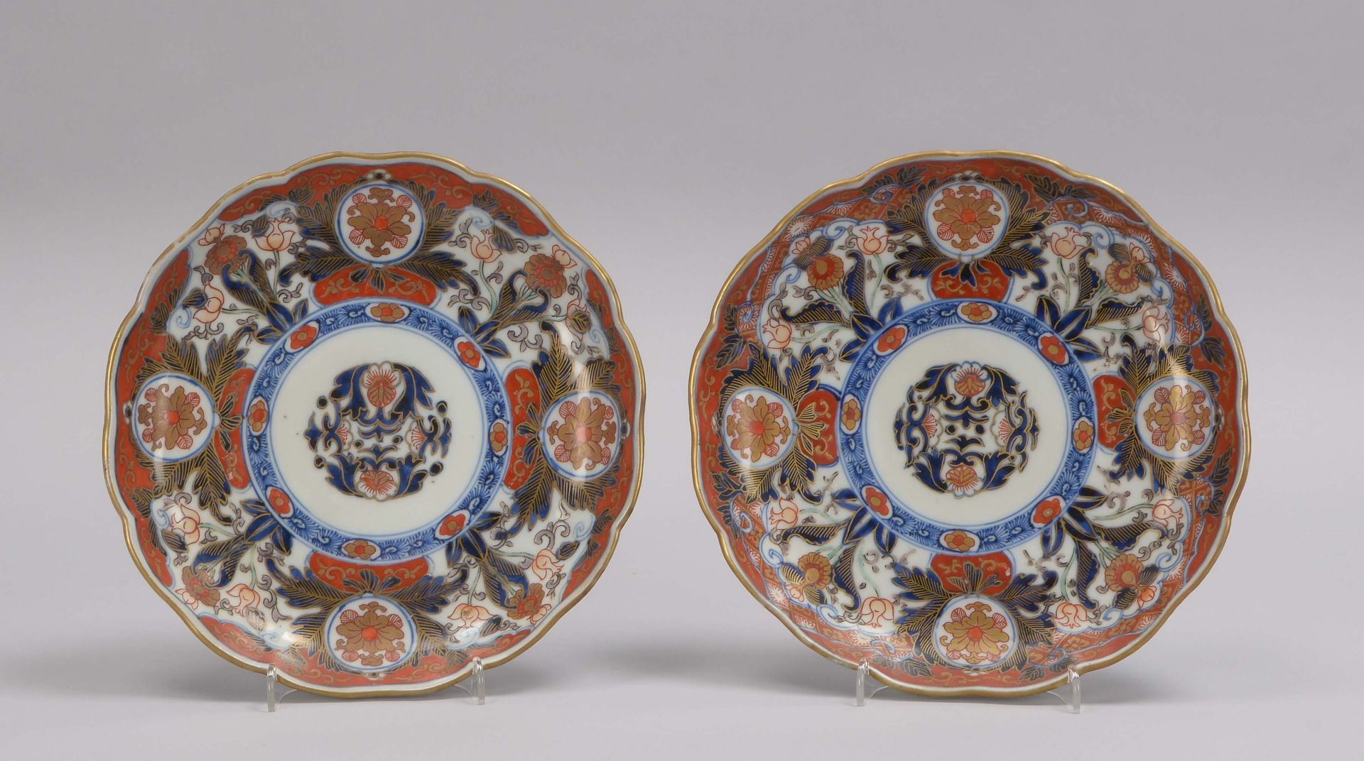 Paar Teller (China), mit Imari-Dekor, im Boden mit Vier-Zeichen-Marke; Durchmesser Ø 21 cm