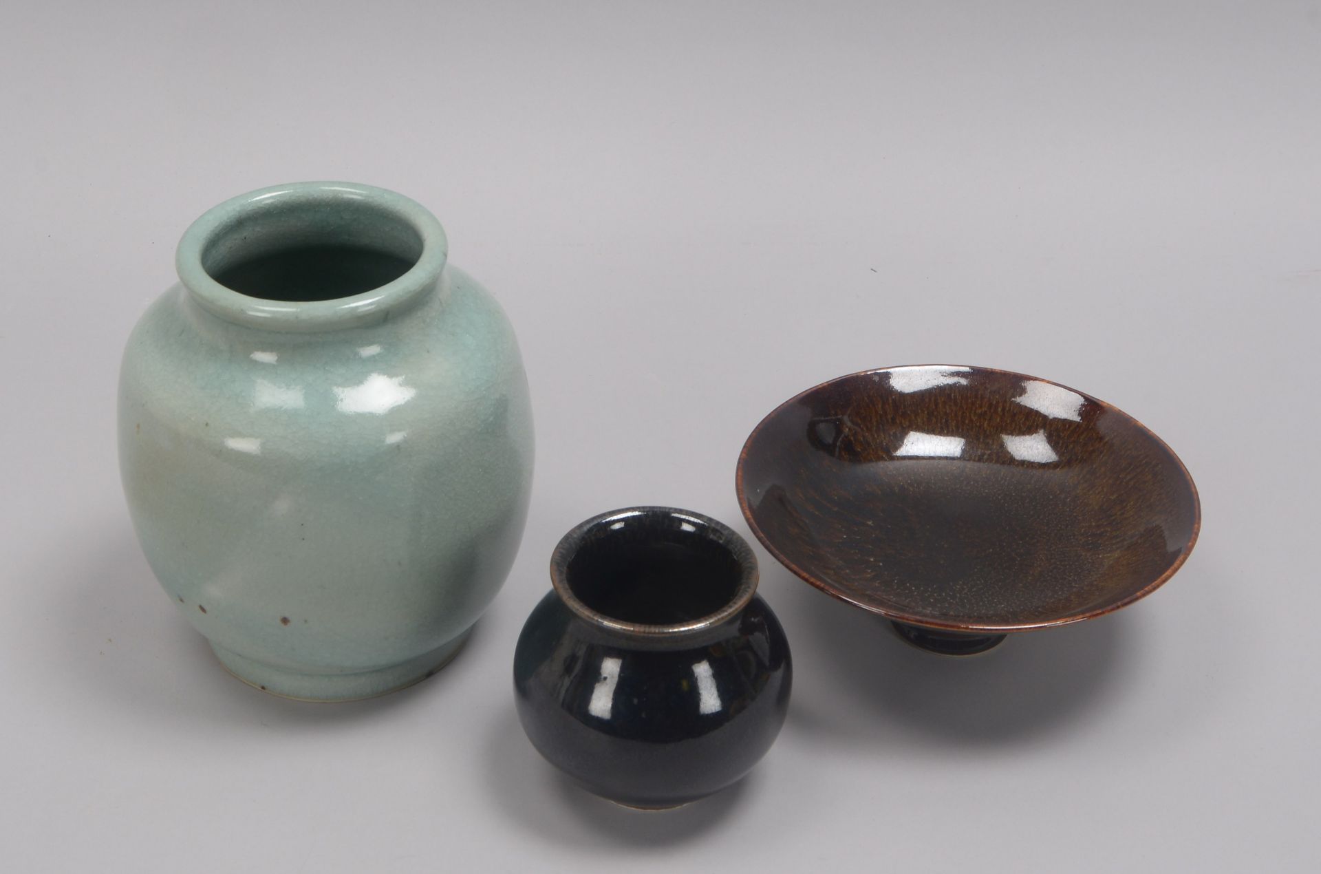 Atmer de Reig, Christine, 3 Künstlerkeramiken, Steinzeug, jeweils mit Künstlermonogramm: 2x Vasen, 1 - Bild 2 aus 3