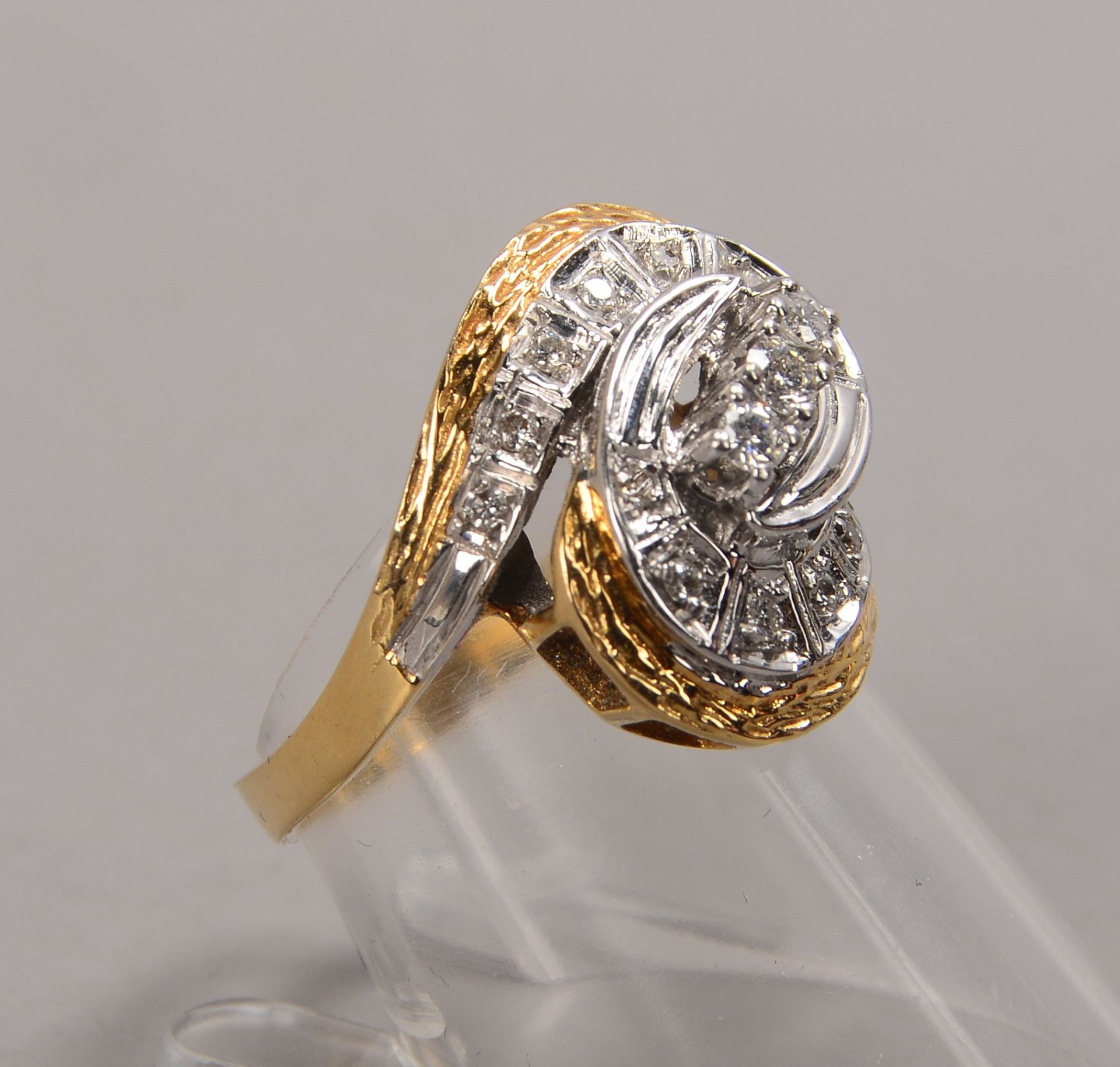 Ring, 585 GG/WG (gestempelt), mit 17-fachem Brillantbesatz/zusammen ca. 0,33 ct; RG 54, Gewicht 5,90