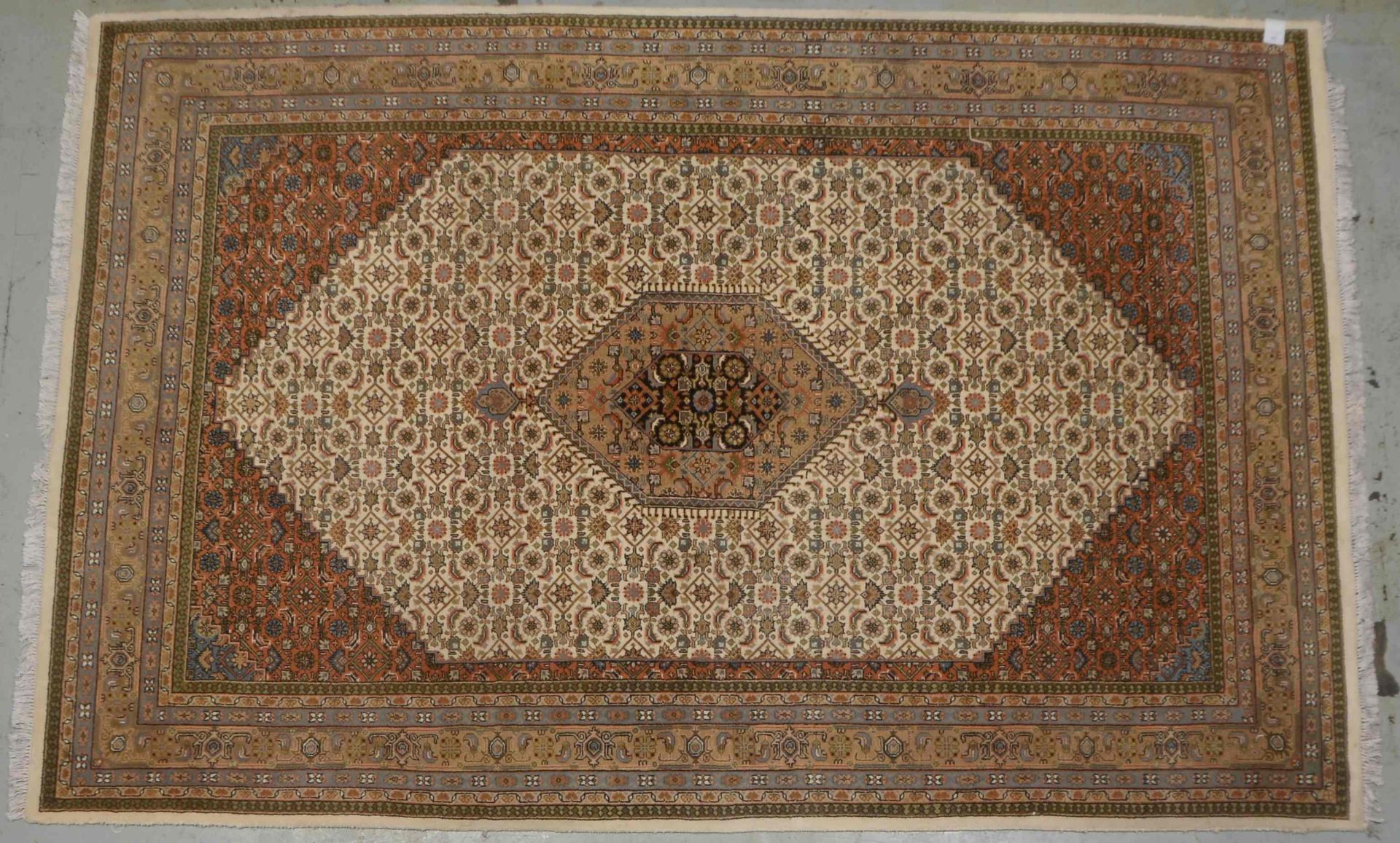 Orientteppich, feste Knüpfung, hellgrundig, dichter hoher Flor - in gutem Zustand; Maße 304 x 200 cm