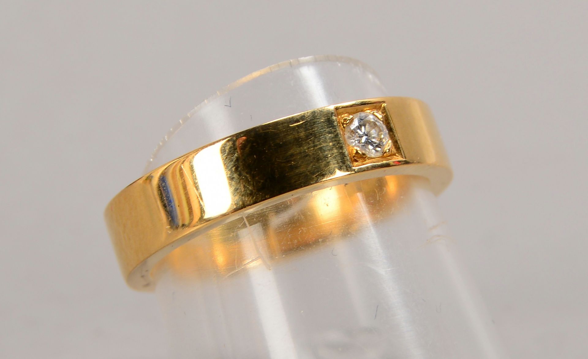 Ring, 750 GG, mit einzelnem Brillant von 0,07 ct; RG ca. 52, Gewicht 6,1 g (mit Zertifikat)