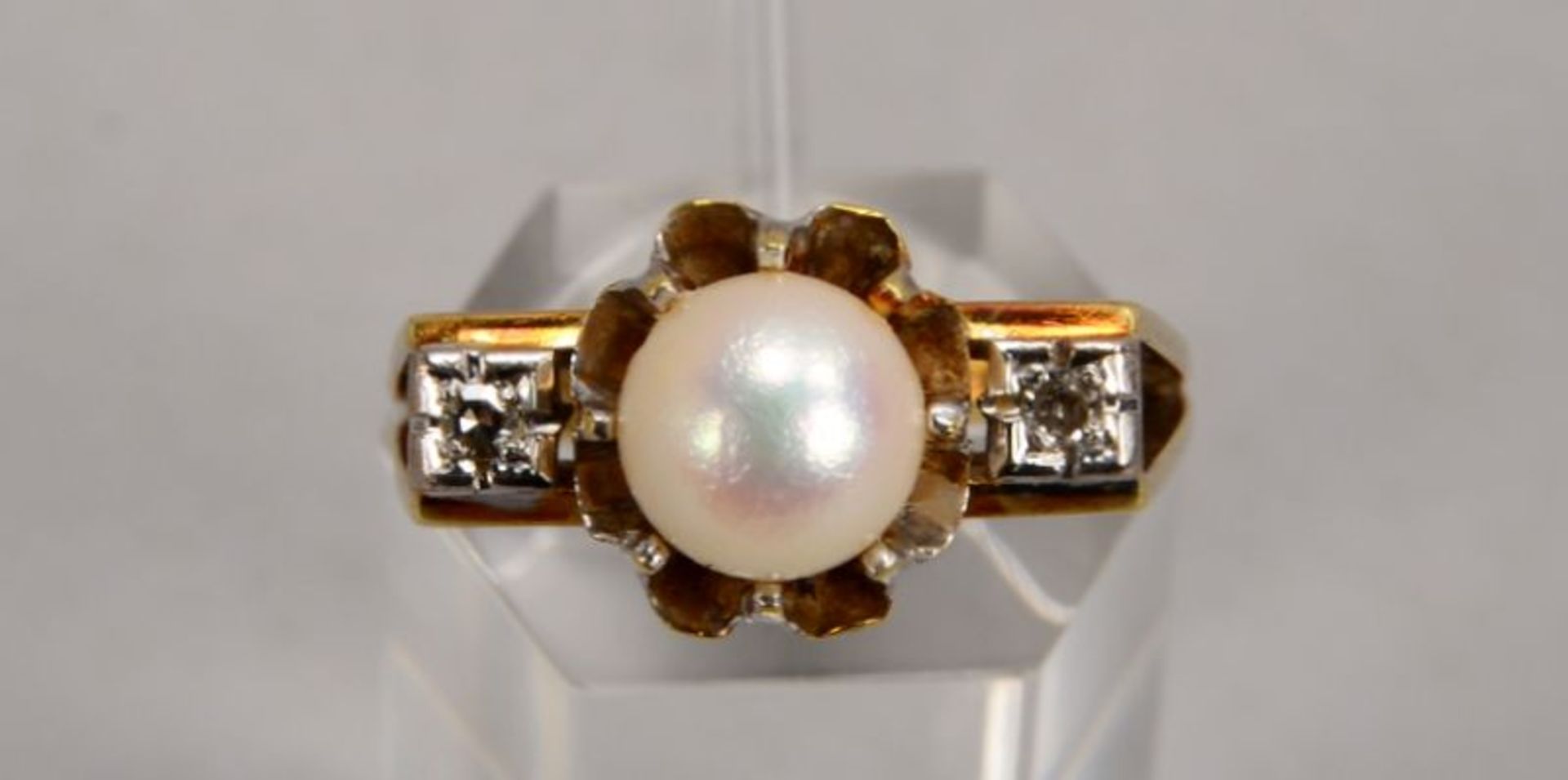 Ring, 585 GG, mit einzelner Perle und 2-fachem Brillantbesatz; RG 55, Gewicht 5,15 g - Bild 2 aus 2