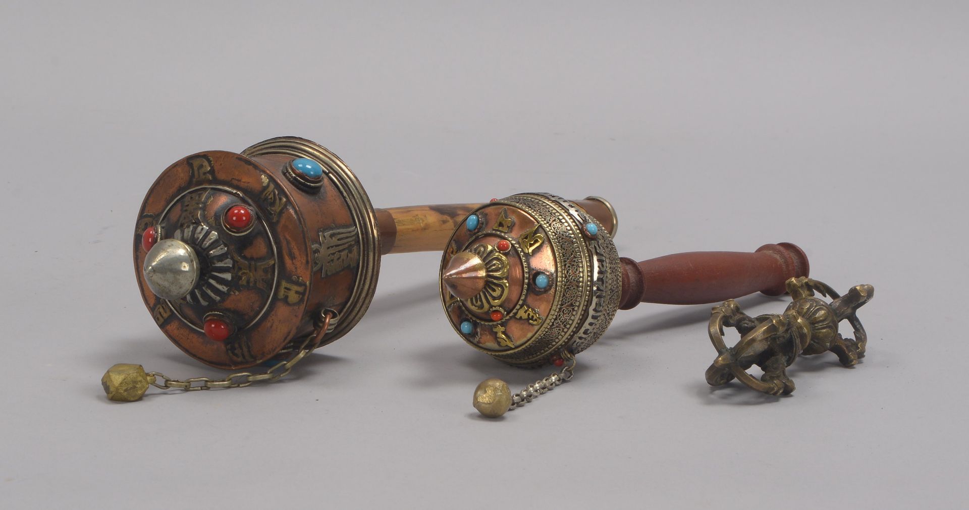 Sammler-Konvolut buddhistischer Ritualobjekte (Tibet), 3 Teile: 2x Gebetsmühlen, mit Türkisbesatz un - Bild 2 aus 2