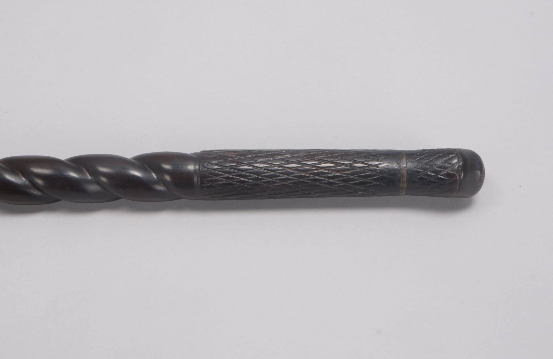 Spazierstock, Ebenholz, spiralförmig geschnitzt; Höhe 95 cm - Bild 2 aus 2