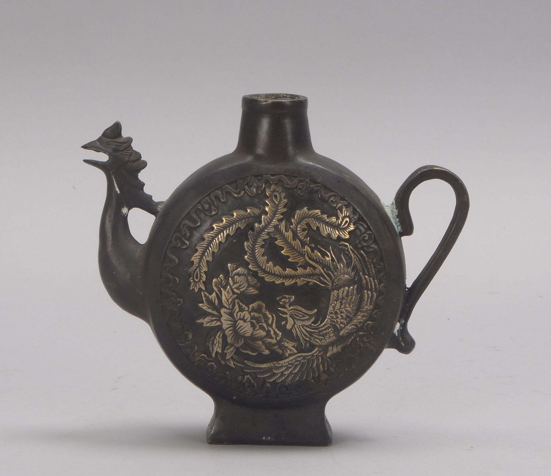 Teekanne (China), Bronze, beidseitig mit Reliefdekor ('Drache'/'Phönix'), mit Bodenmarke, mit figürl