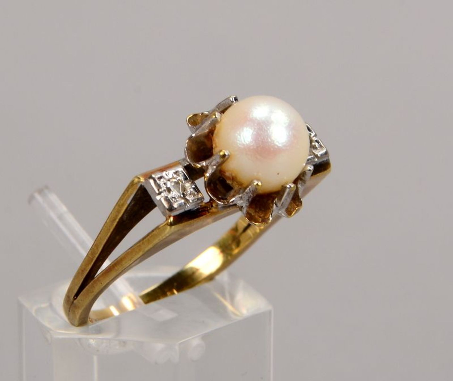 Ring, 585 GG, mit einzelner Perle und 2-fachem Brillantbesatz; RG 55, Gewicht 5,15 g