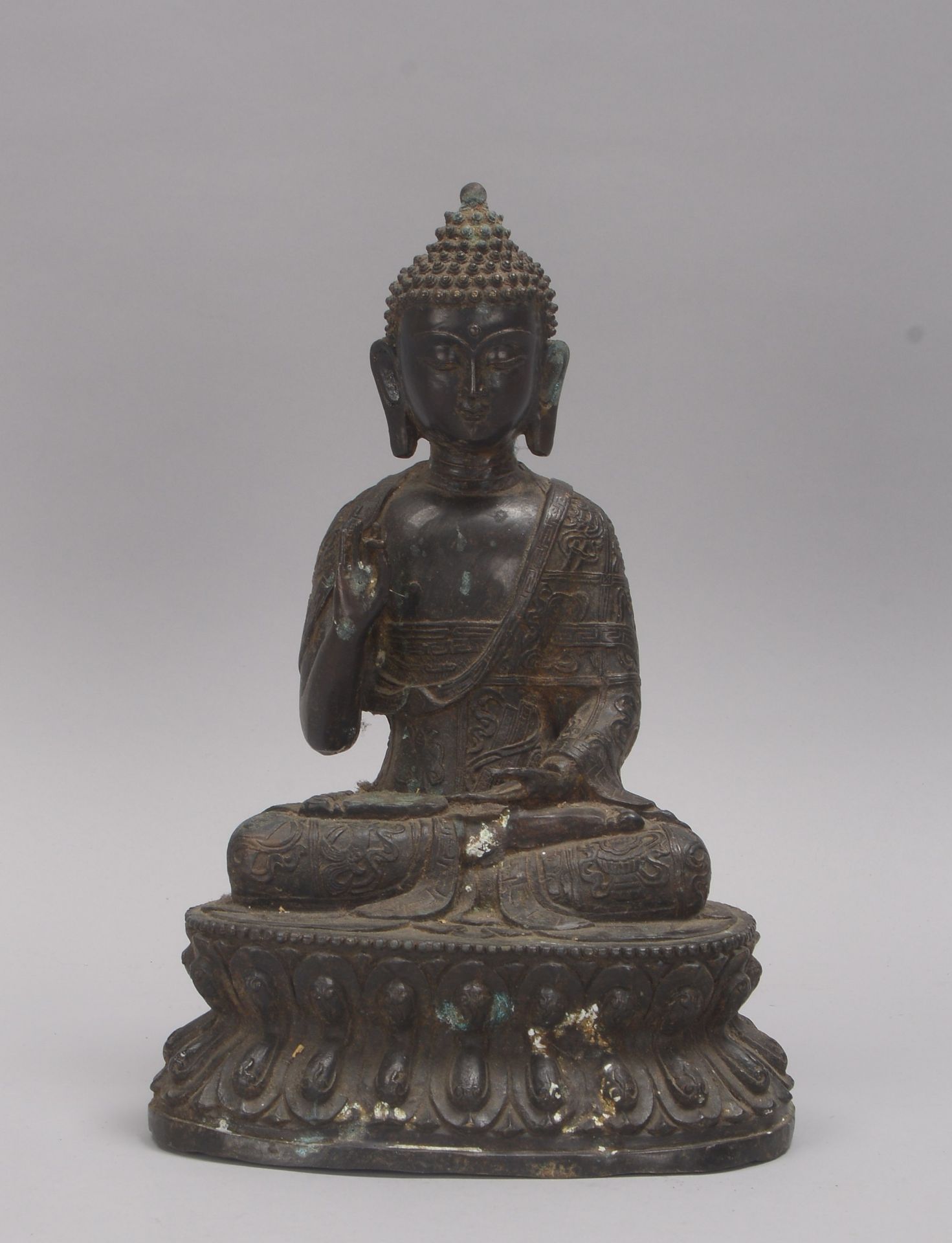 Bronzeskulptur (China), 'Sitzender Buddha' - in meditierender Haltung dargestellt; Höhe 29 cm