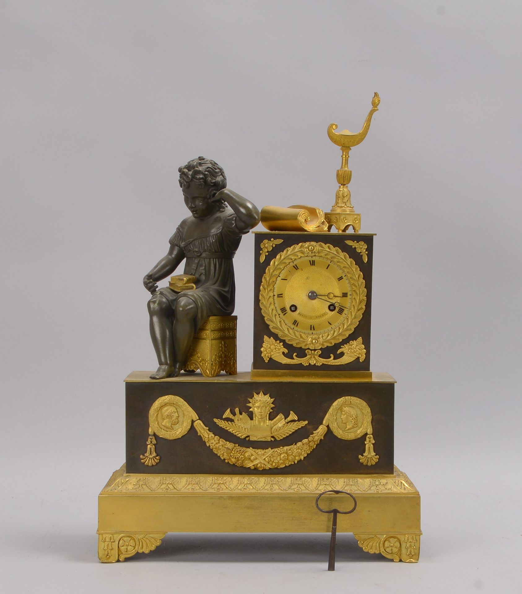 Kaminuhr/Salonuhr (Frankreich, 19. Jahrhundert), Bronze/teils feuervergoldet, Kastengeh&auml;use sei - Image 2 of 2