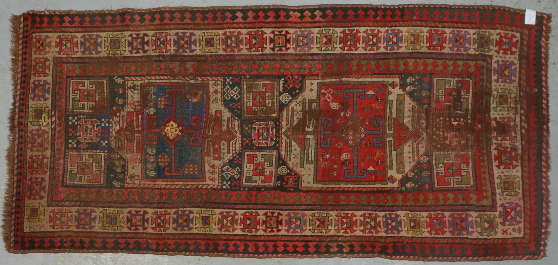 Kazak-Galerie, antik; Maße 256 x 125 cm (mit teils starken altersgemäßen Gebrauchsspuren/partiell mi